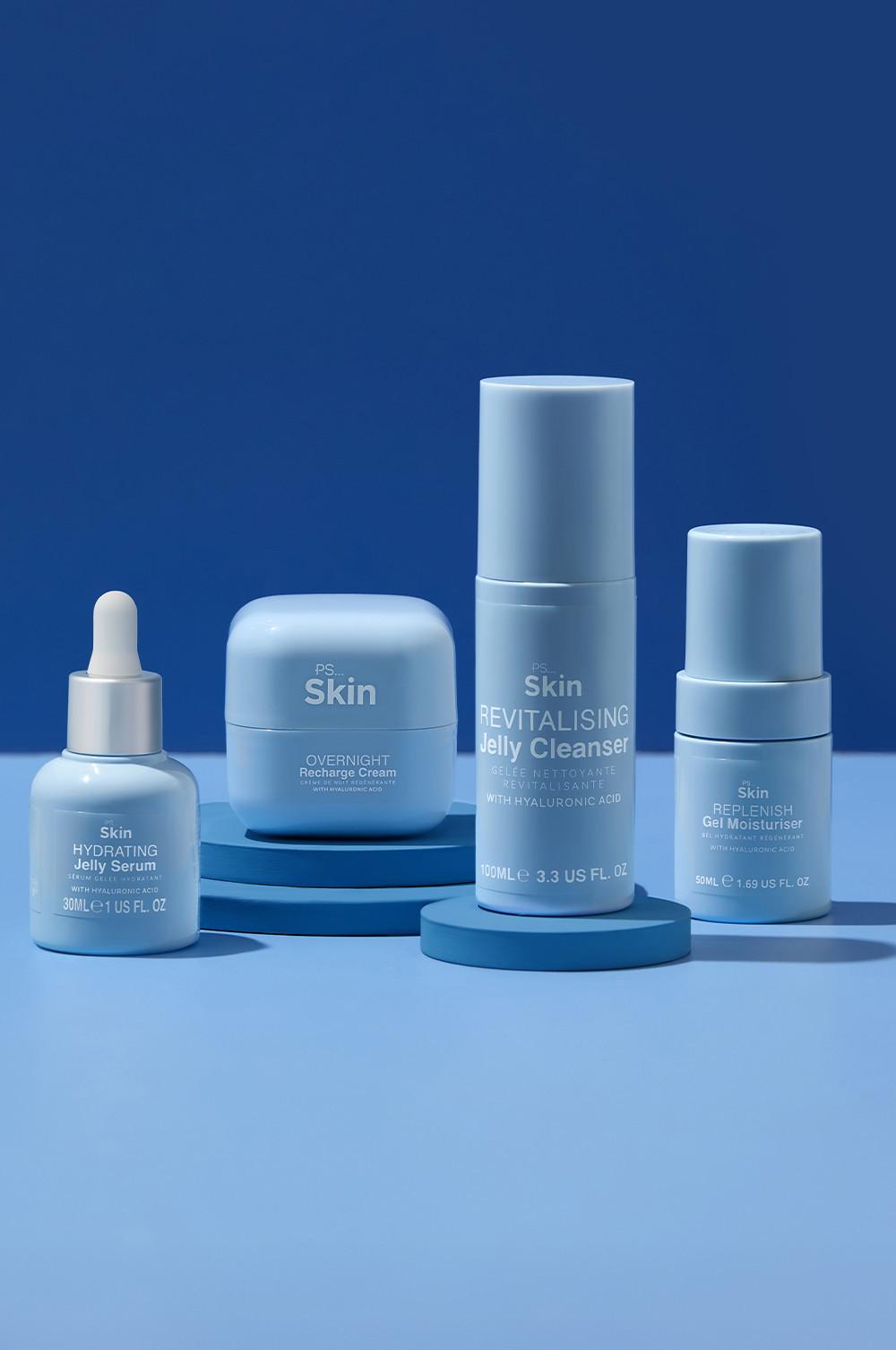 Quatre soins à l'acide hyaluronique PS Skin dans des packagings bleu clair devant un fond bleu.