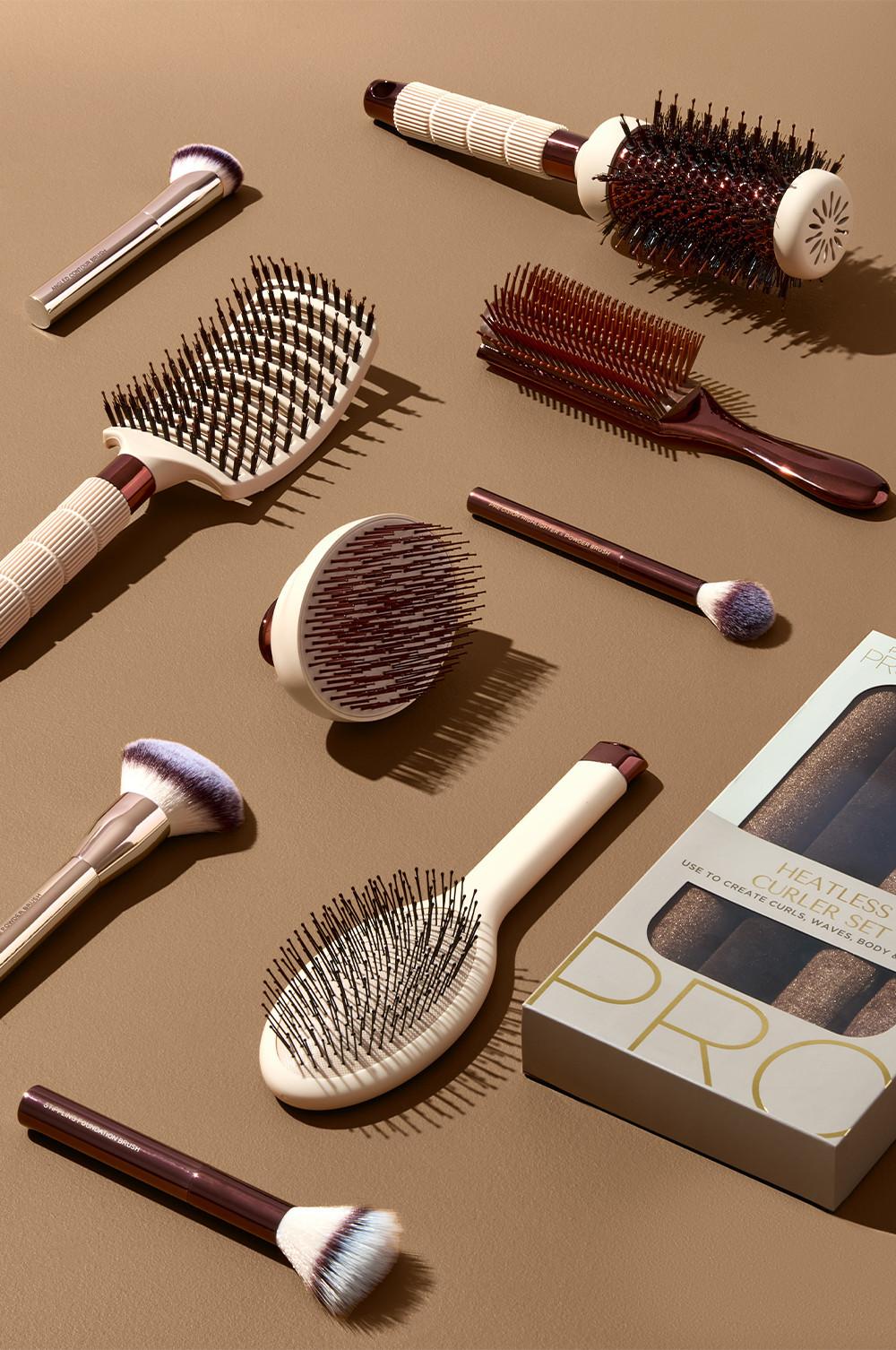 Collection d’ustensils de coiffure comprenant divers brosses, pinceaux de maquillage et un kit de bigoudis sans chaleur PS... Pro.
