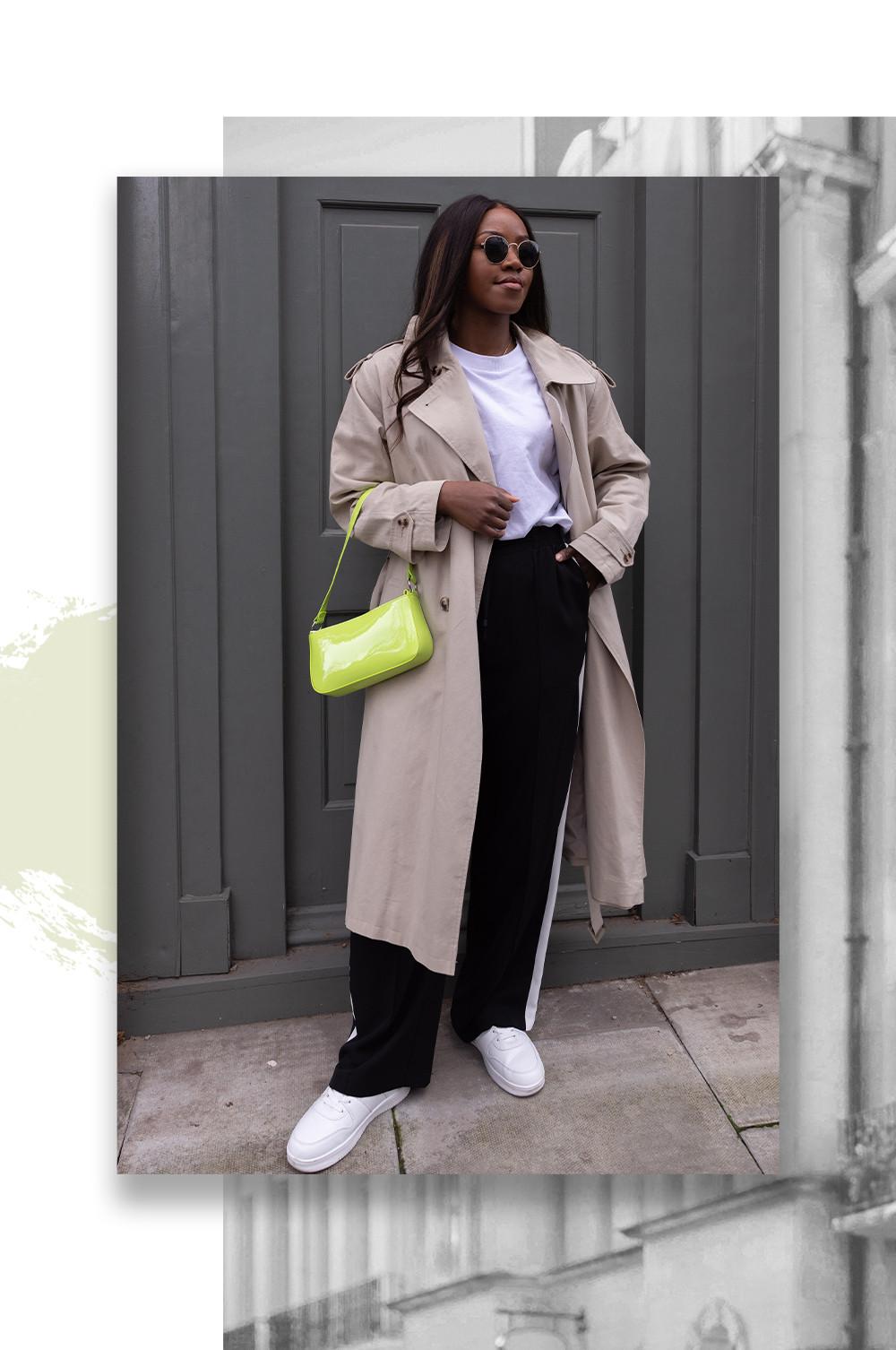 Sac porté épaule vert, trench-coat, T-shirt blanc et pantalon droit