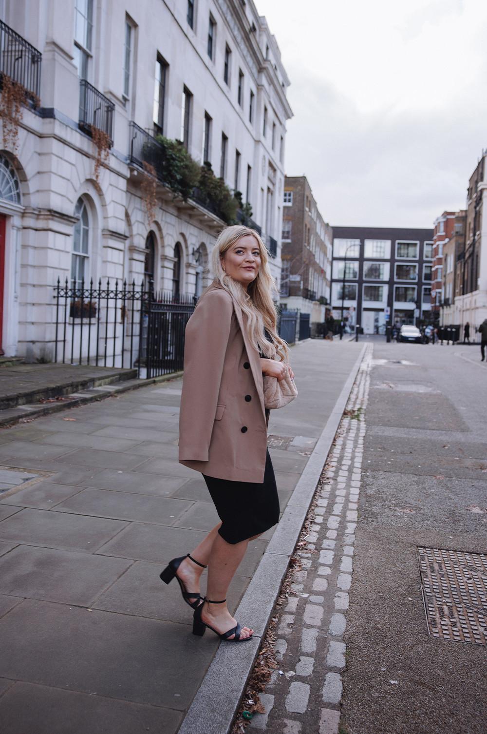 Blazer marron, chaussures à talons et robe mi-longue