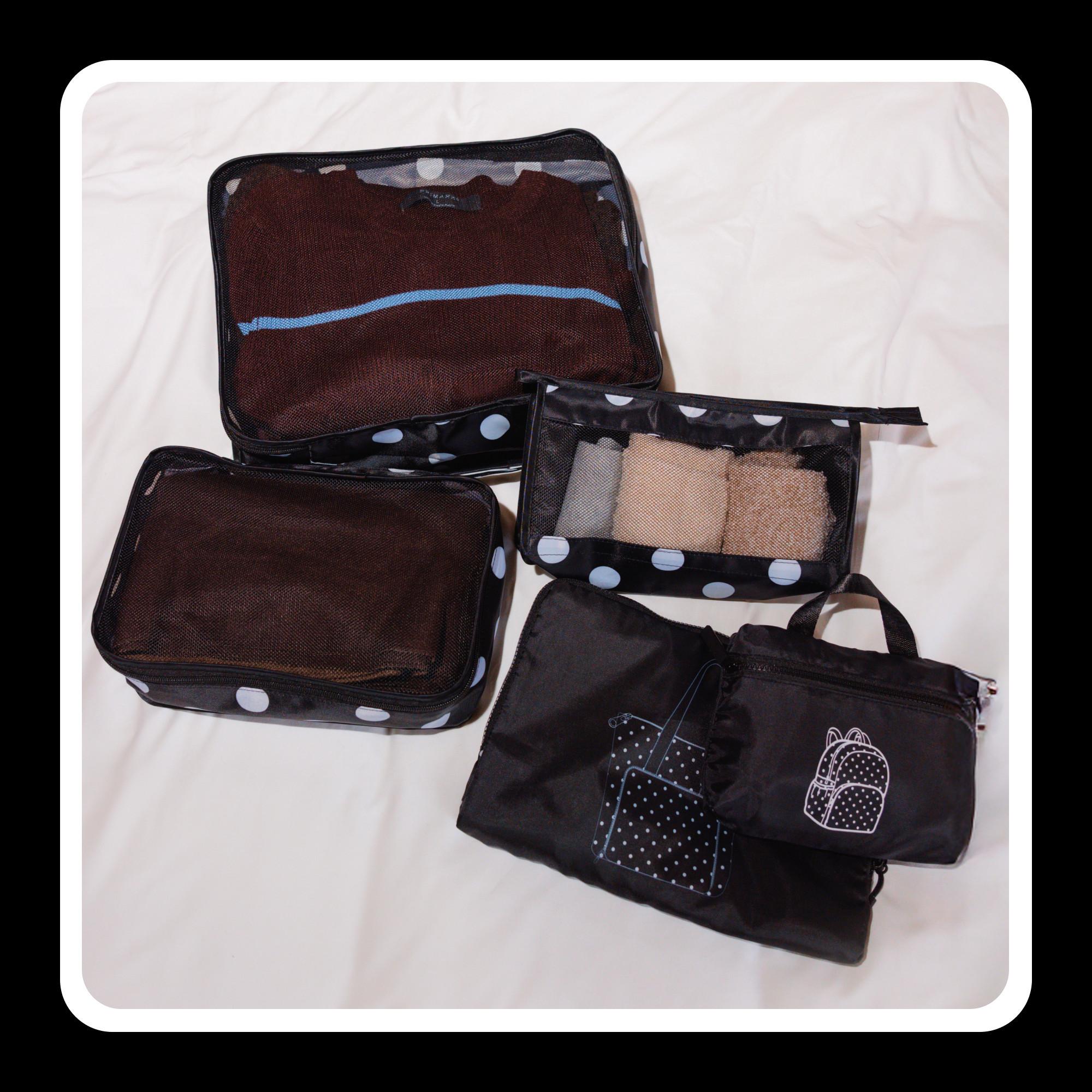 Set aus schwarzen gepunkteten Reiseorganizer-Taschen mit Kleidung darin und eine Rucksack-Abbildung.