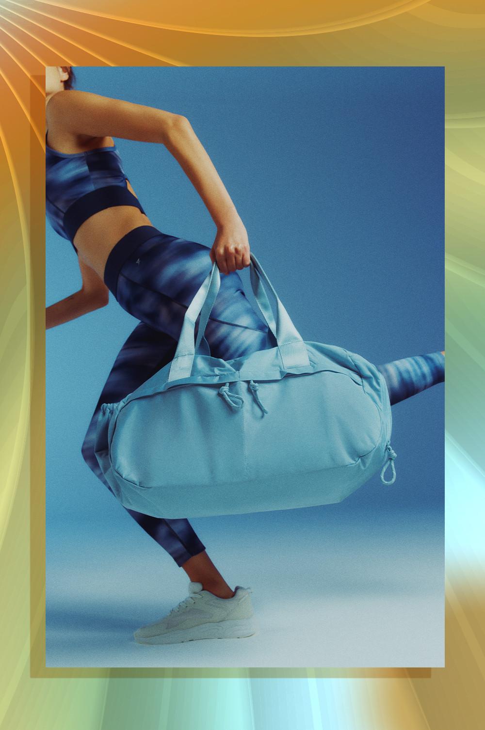 Haut court tie-dye, legging de sport tie-dye, grand sac de voyage, baskets montantes blanches