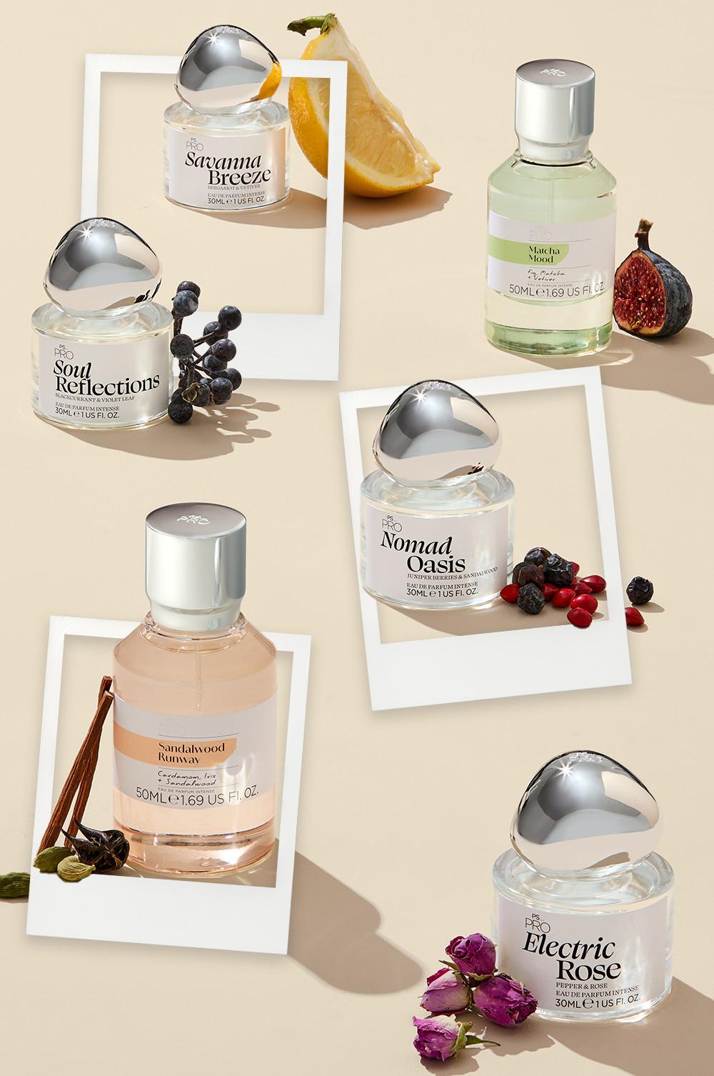 Collection de flacons de parfum PRO présentés avec des fruits et des plantes pour illustrer leurs différentes notes.