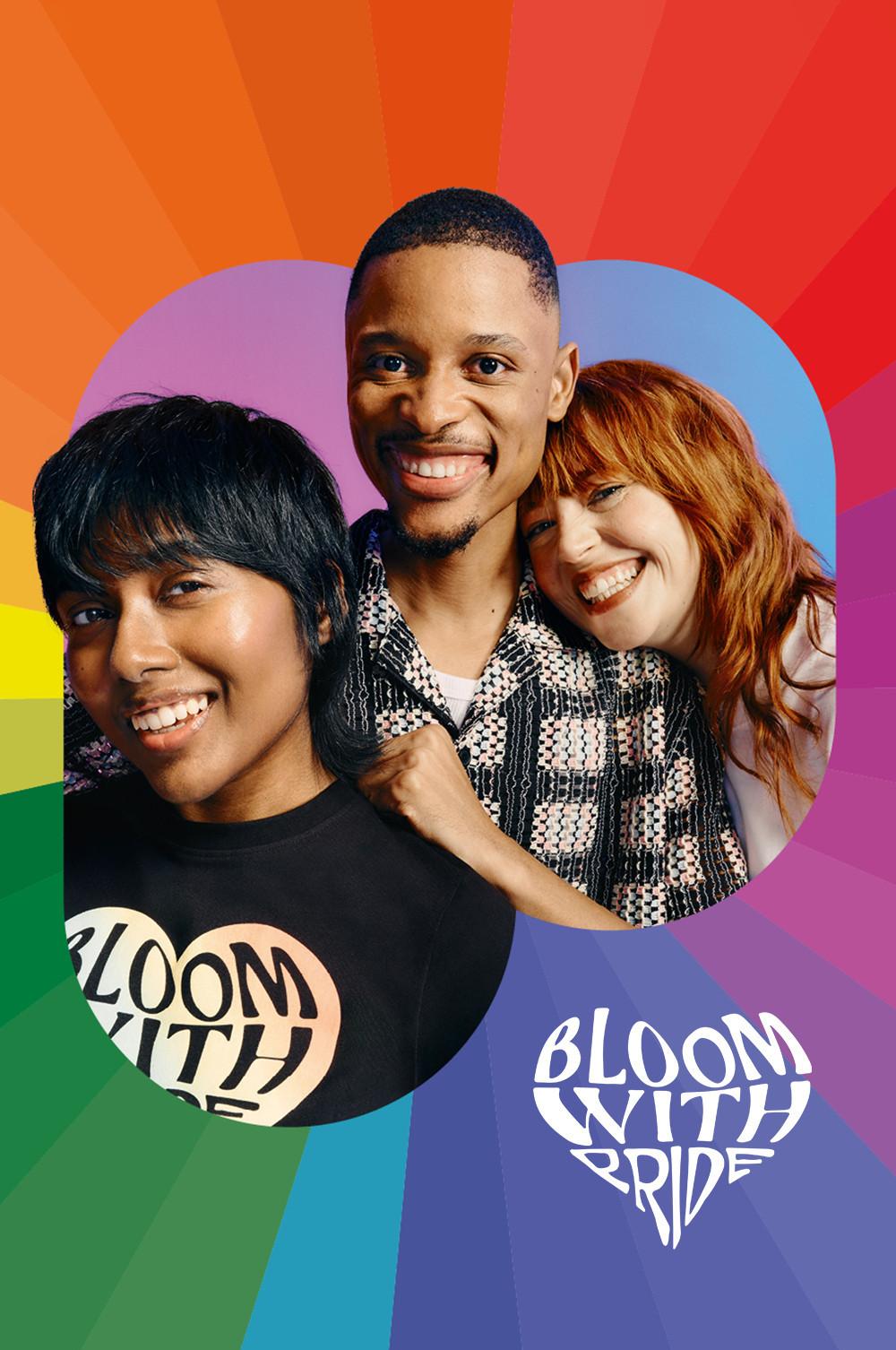 Modelli e modelle che indossano la collezione "Bloom with Pride", composta da magliette grafiche e camicie all'uncinetto