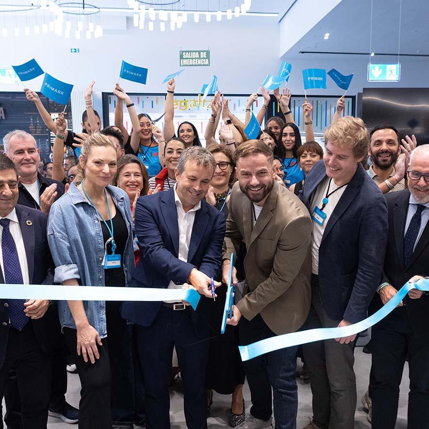 Empleados de Primark durante la ceremonia de inauguración de la nueva tienda en Jaén.