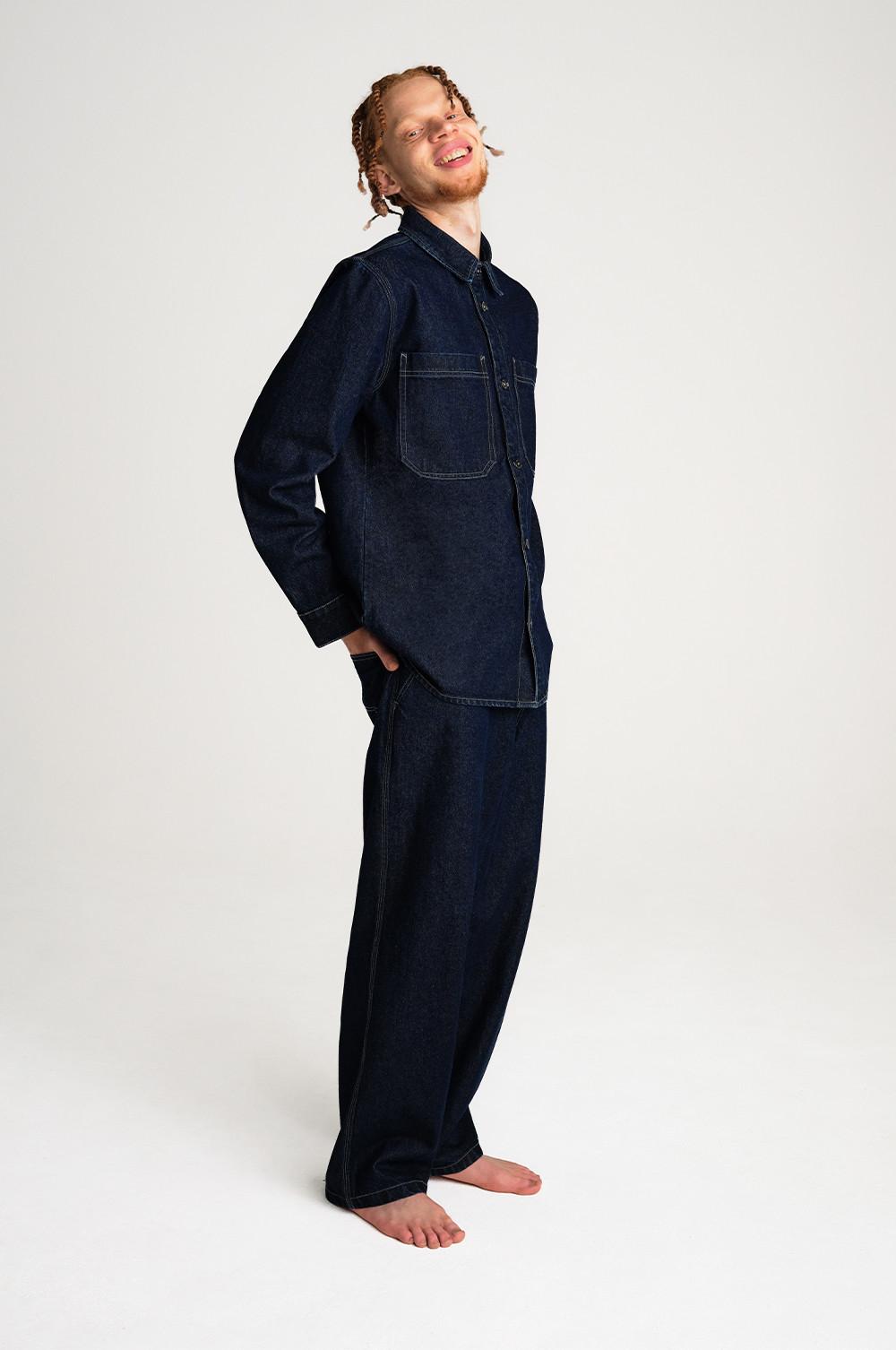 Model in marineblauen Jeans