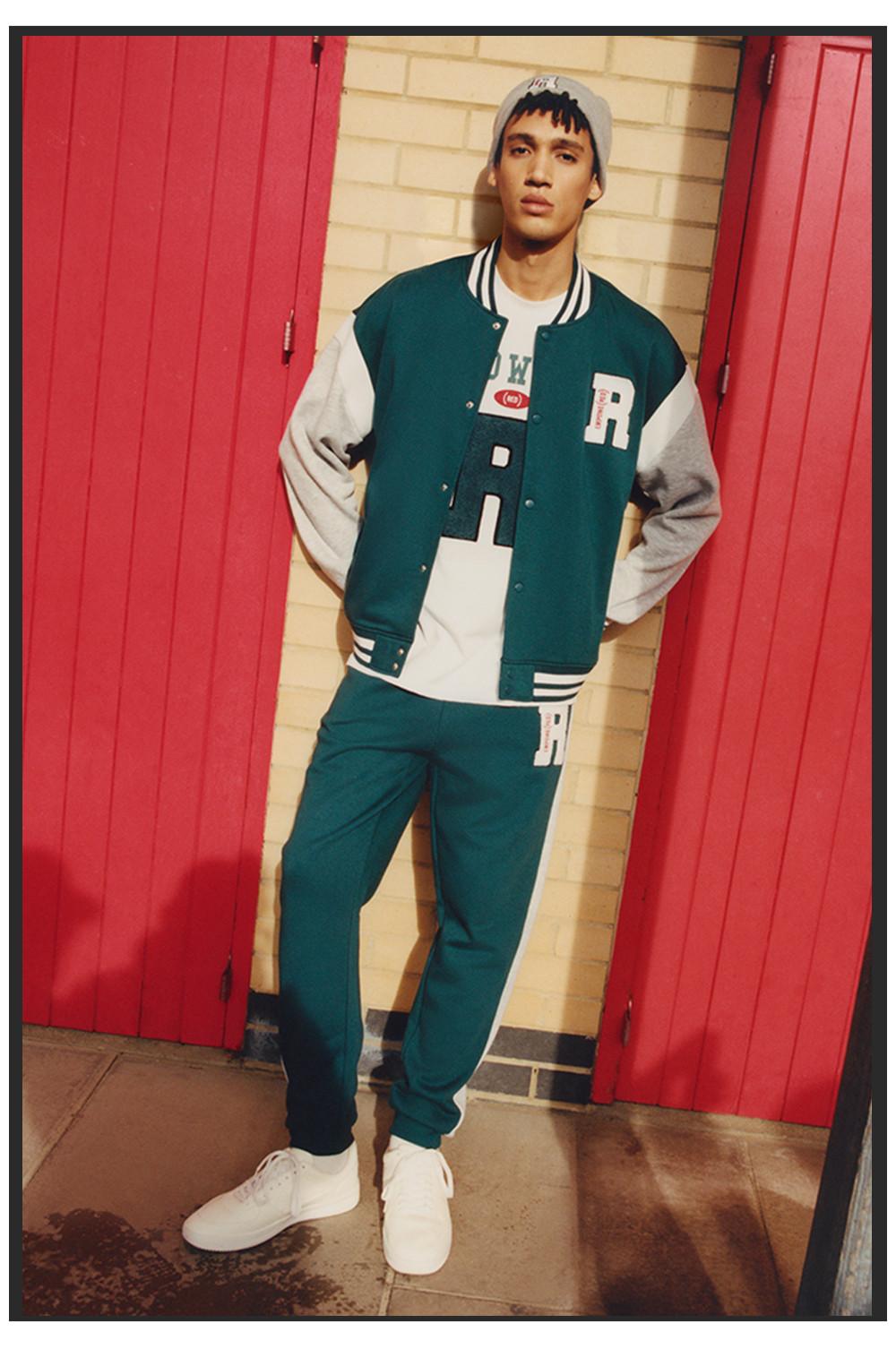 Giacca varsity verde con scritta e pantaloni tuta jogger verdi