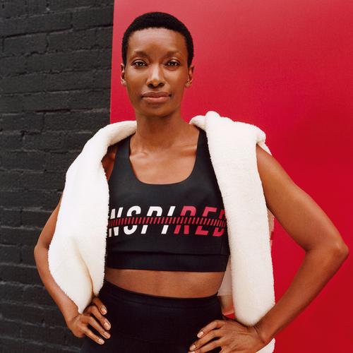 top de desporto com slogan RED