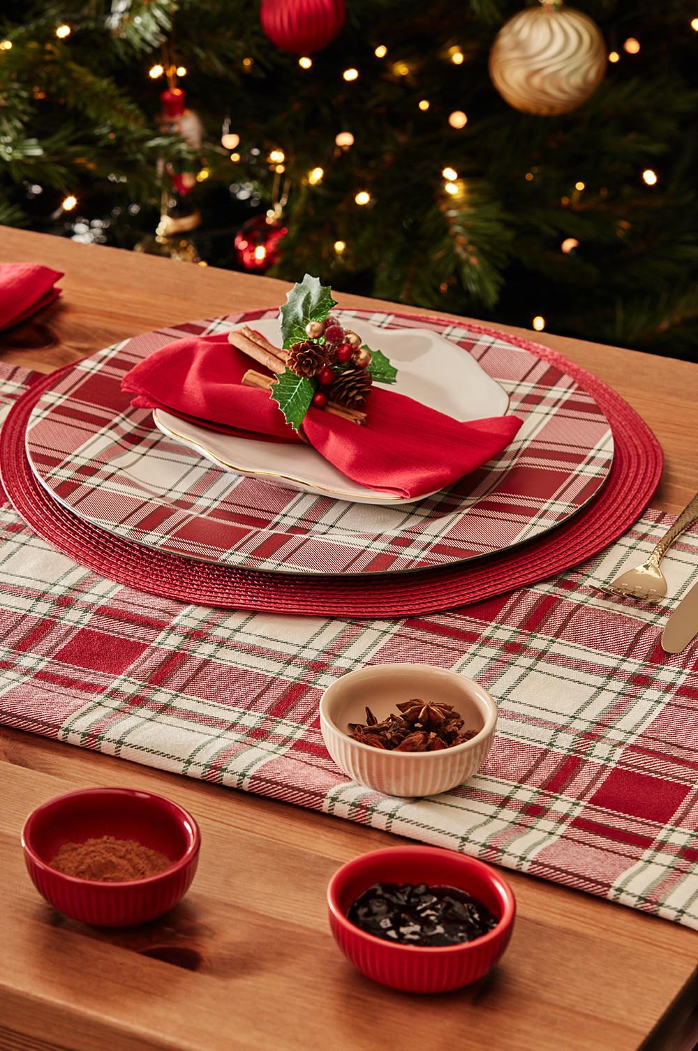 Weihnachtlich gedeckter Tisch mit festlichen Tellern