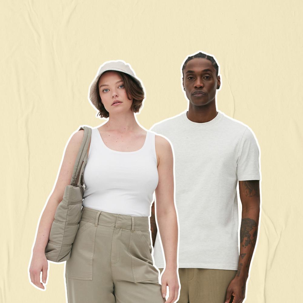 Zwei Models in weißen Oberteilen vor cremefarbenem Hintergrund; eine trägt ein weißes Tanktop mit einer beige Hose und einer passenden Tasche.
