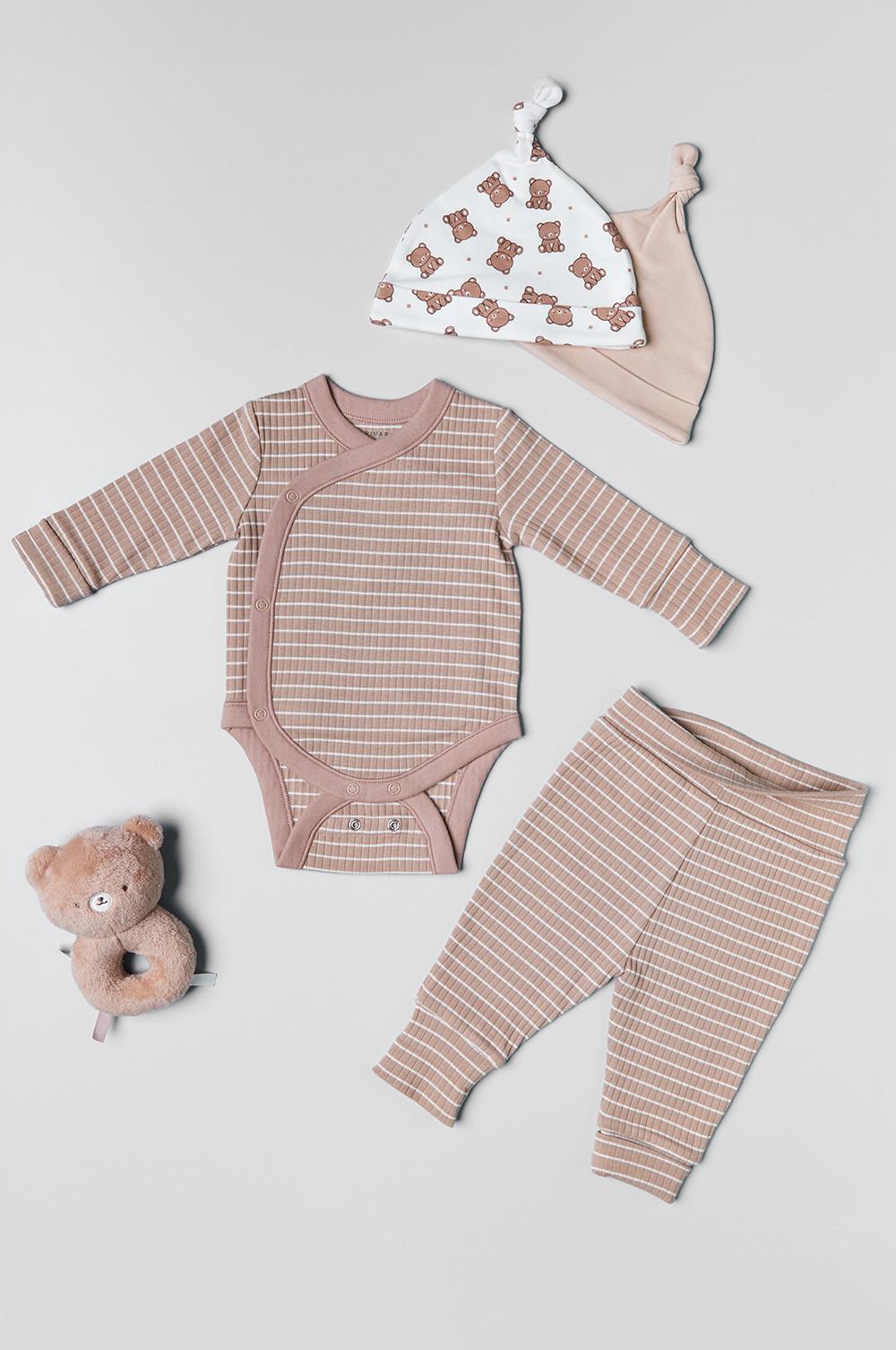 Baby-Kleidungsset mit gestreiftem Body, passender Hose, zwei Mützen mit Knoten und Teddybär-Rassel.