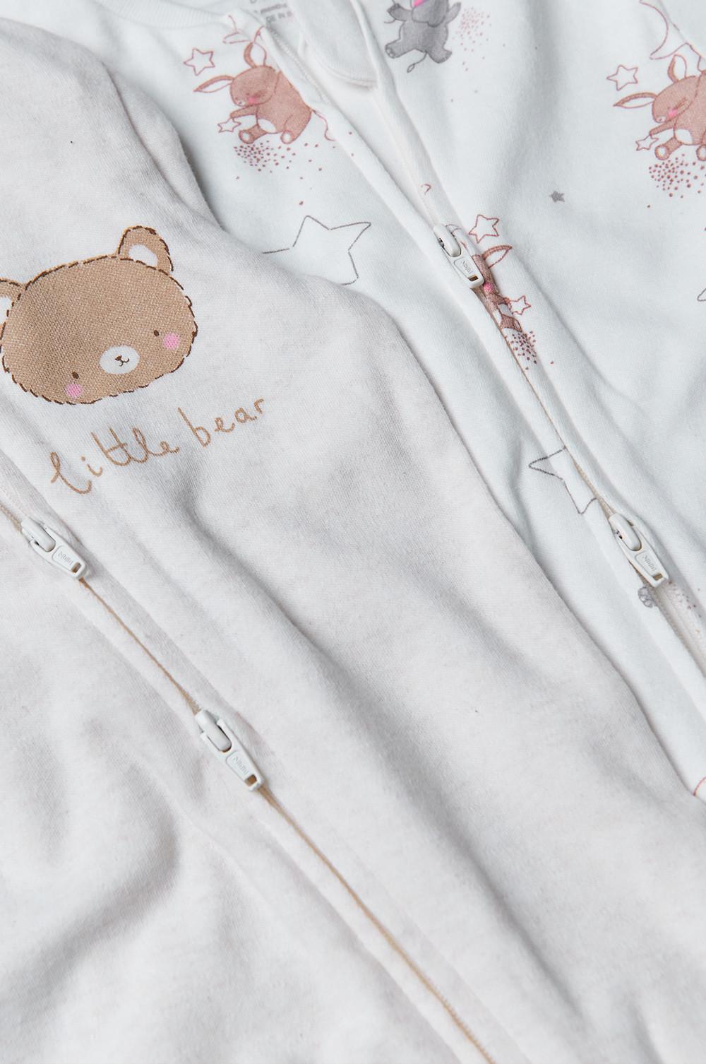 Weißer Baby-Schlafanzug mit süßem Bärenmotiv, Aufschrift „little bear“ und Reißverschlüssen.