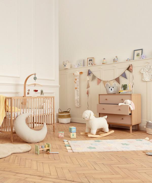 Surtido estante Y así Decoración de la habitación del bebé, consejos de estilo y shelfies |  Primark | Primark España