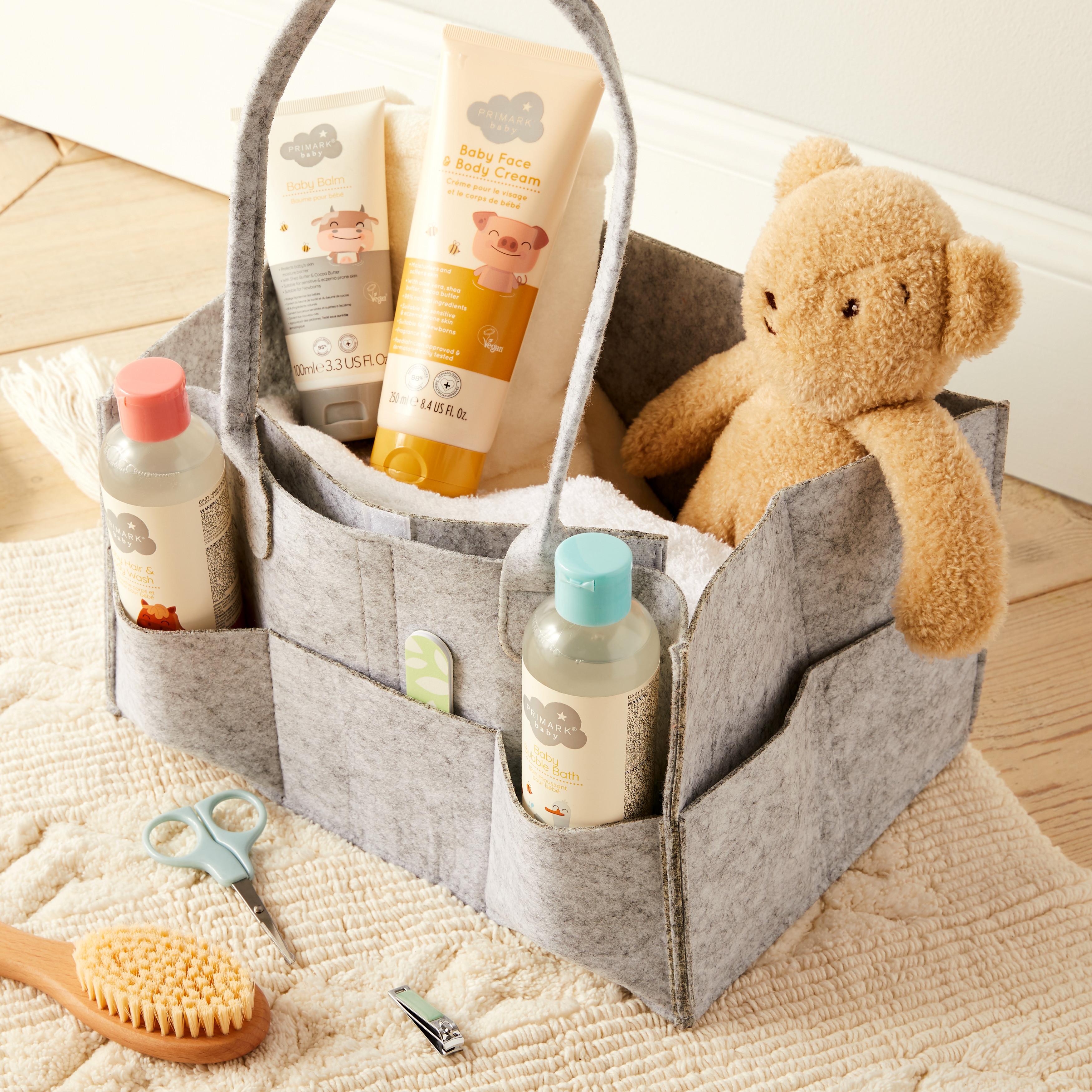 Panier gris avec produits pour bébé Primark et nounours