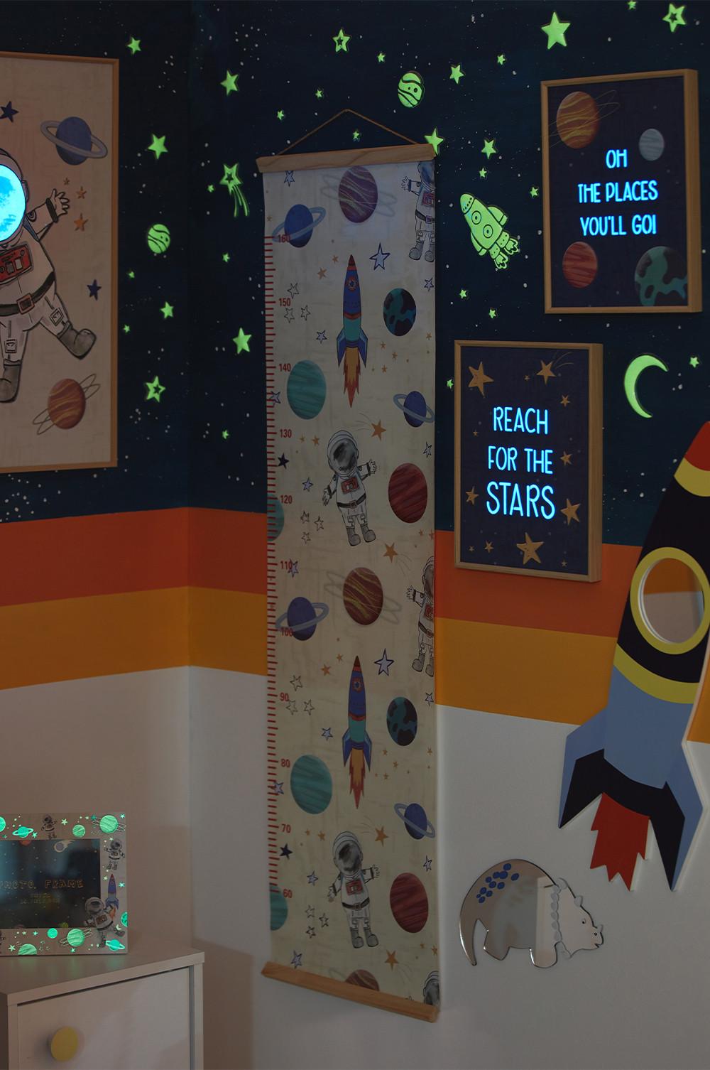 Leuchtender A4-Wandschmuck im 2er-Pack, Größentabelle für die Wand mit Weltraummotiv und A3-Wandschmuck mit Astronautenmotiven