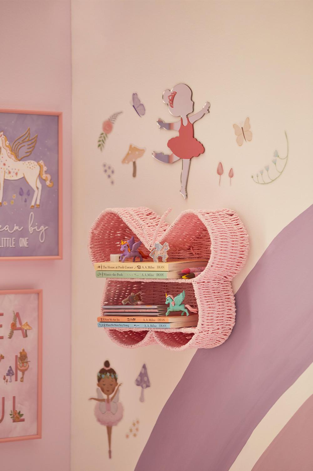 Wandspiegel in Ballerinaform, Flechtregal in Schmetterlingsform, Wand-Sticker