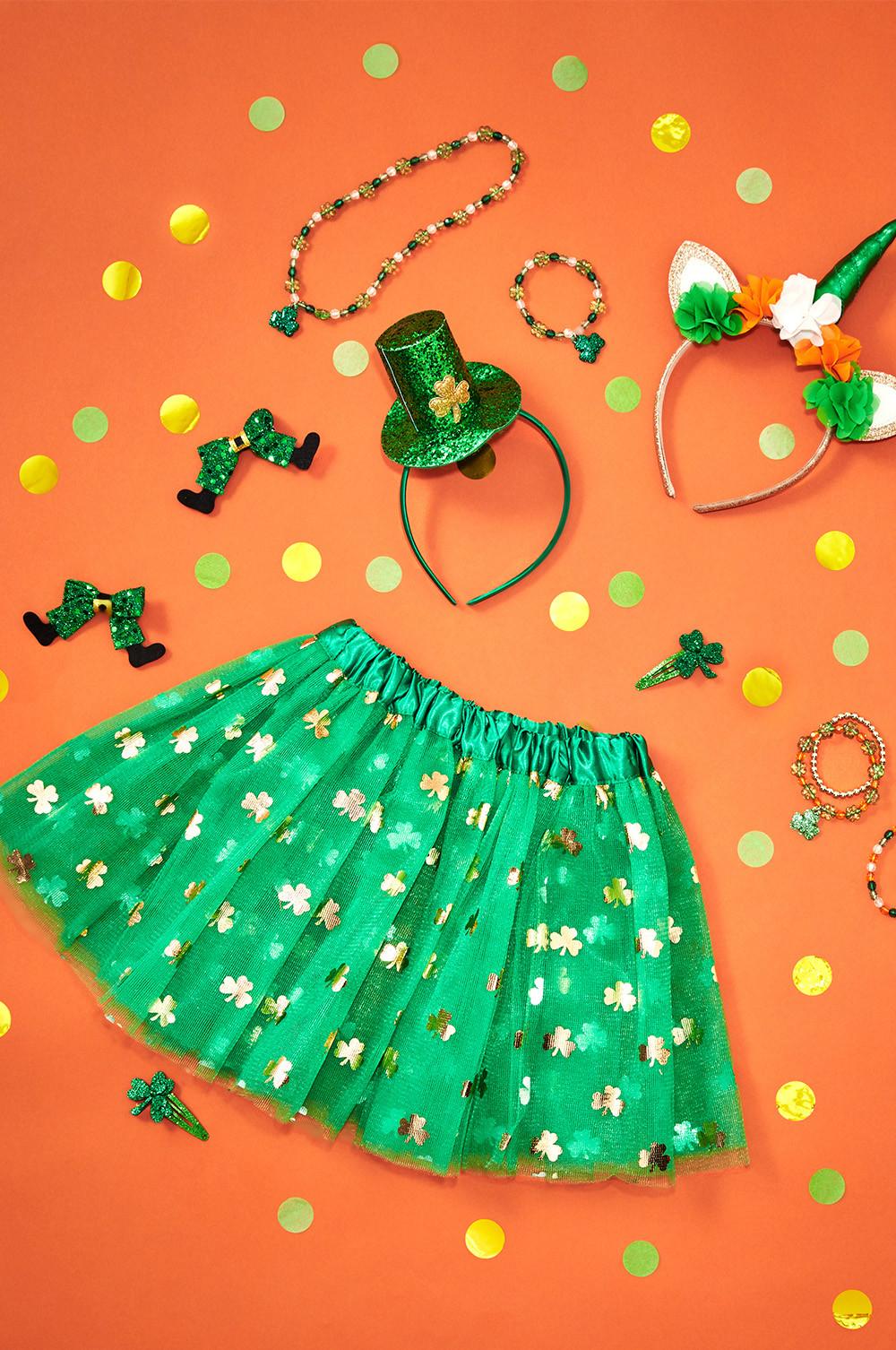 Idee di outfit e accessori per la Festa di San Patrizio da uomo, donna e  bambini