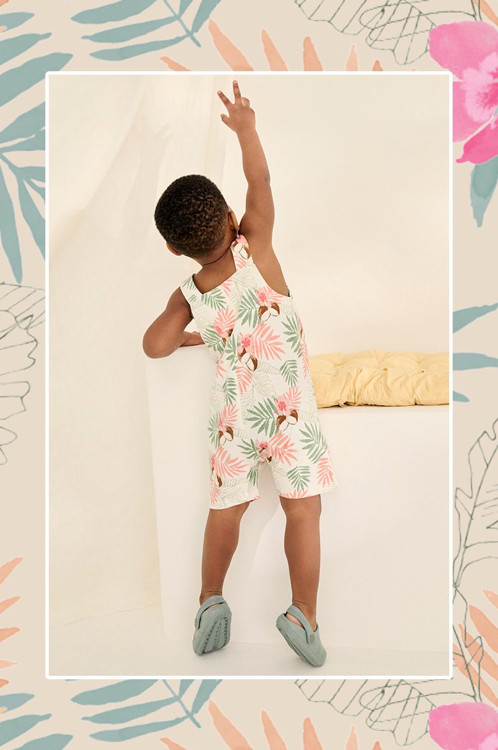 kind in een tuinbroek met print