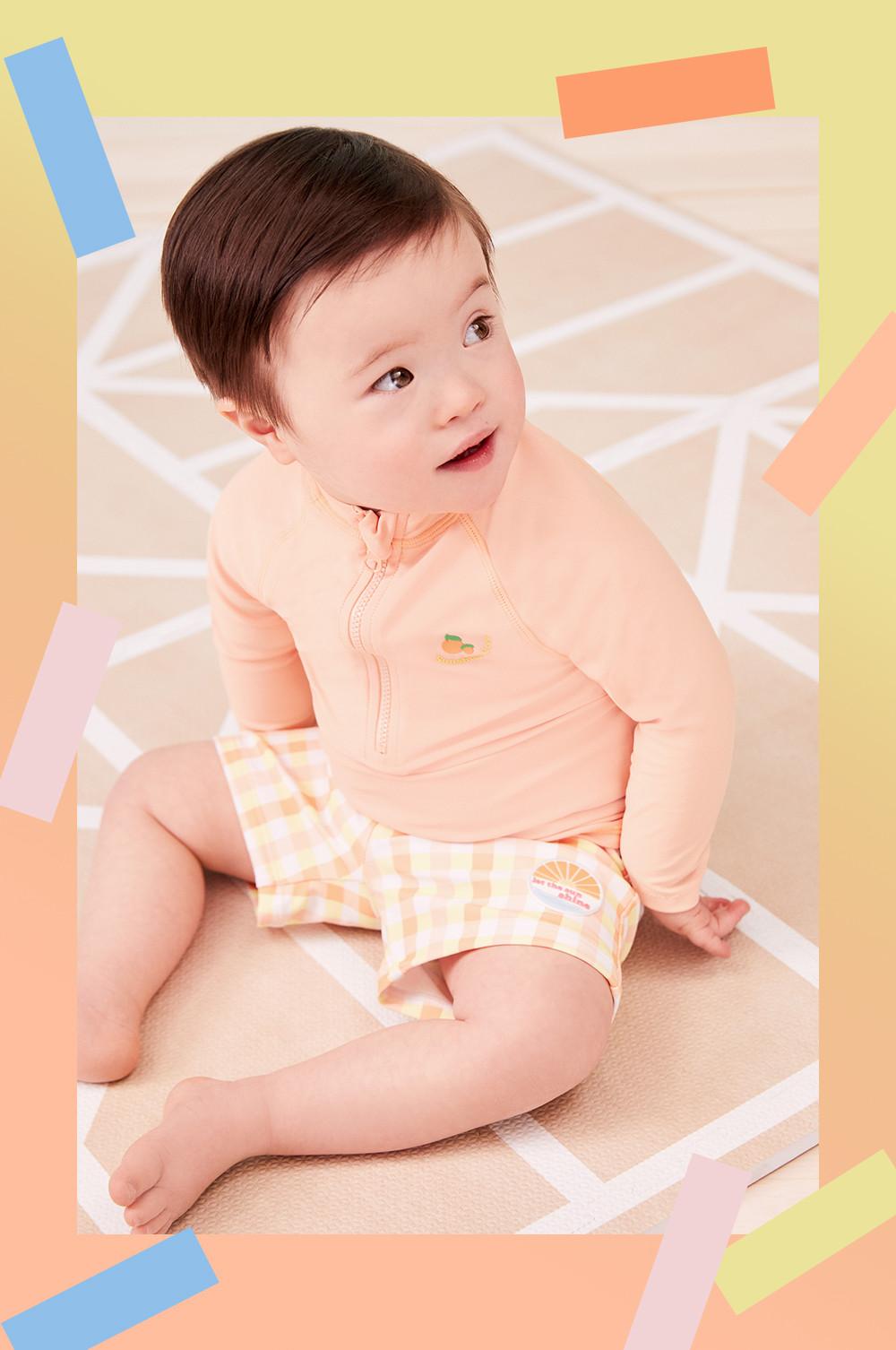 Modelo infantil con conjunto de camiseta de baño y pantalón corto