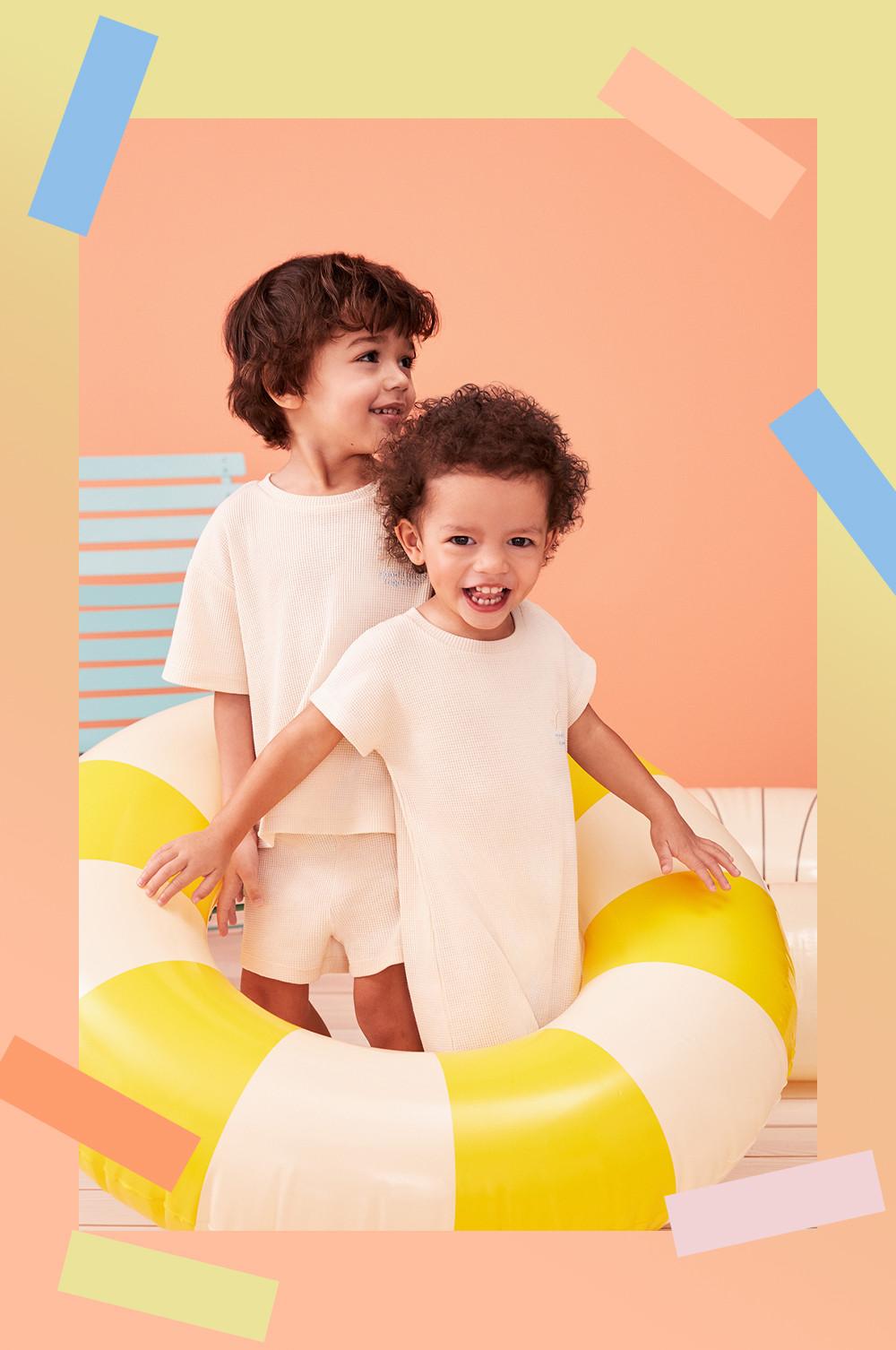 Modelos infantiles con mono corto y conjunto en punto grano de arroz color crudo