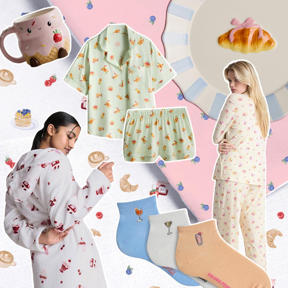 Persona con pijama blanco estampado, rodeada de artículos para el hogar con motivos de desayuno, como platos, cuencos y adornos.