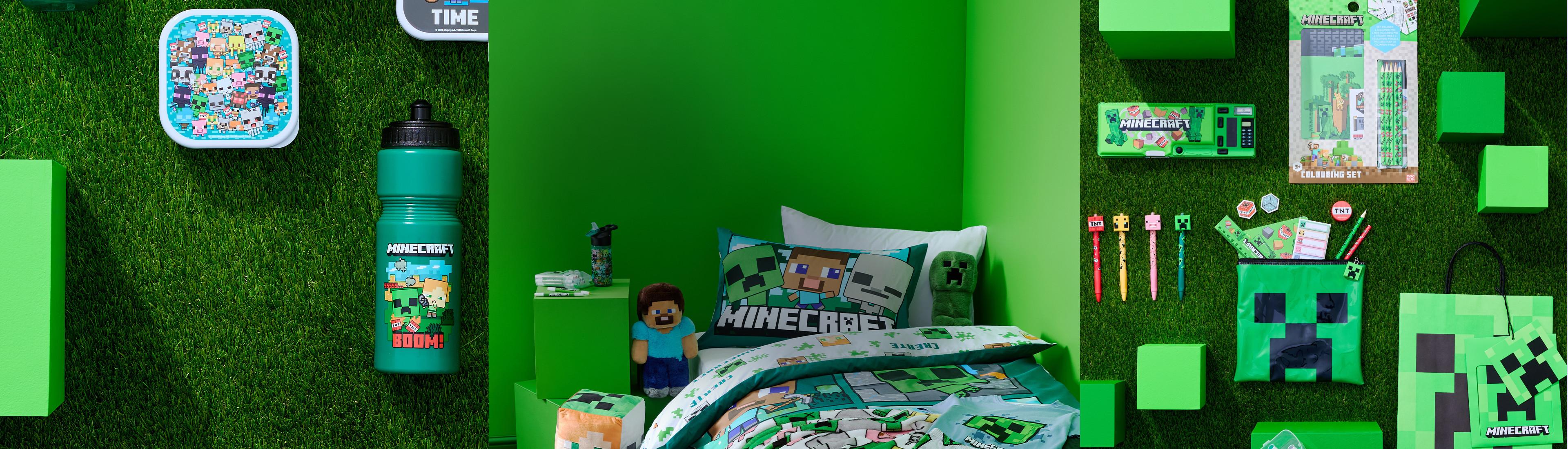 Habitación inspirada en la temática de Minecraft, con ropa de cama, botella de agua, fiambrera, artículos de papelería y un juguete del personaje Creeper.
