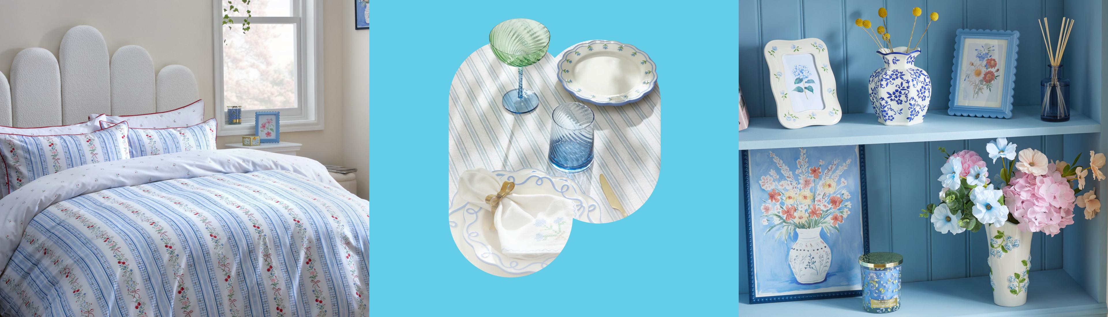 Kolekce domácích dekorací v chatařském stylu, včetně květovaného povlečení, modrého skleněného nádobí a dekorativních váz s čerstvými květinami na modré polici.