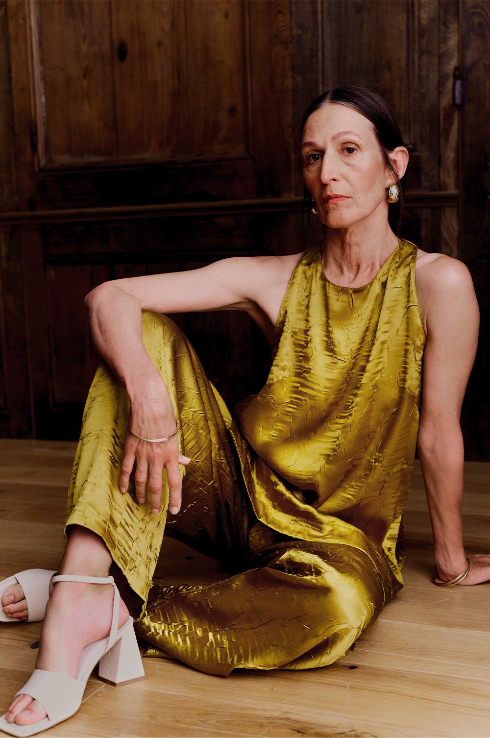 Model trägt goldfarbenes Kombiset aus Satin
