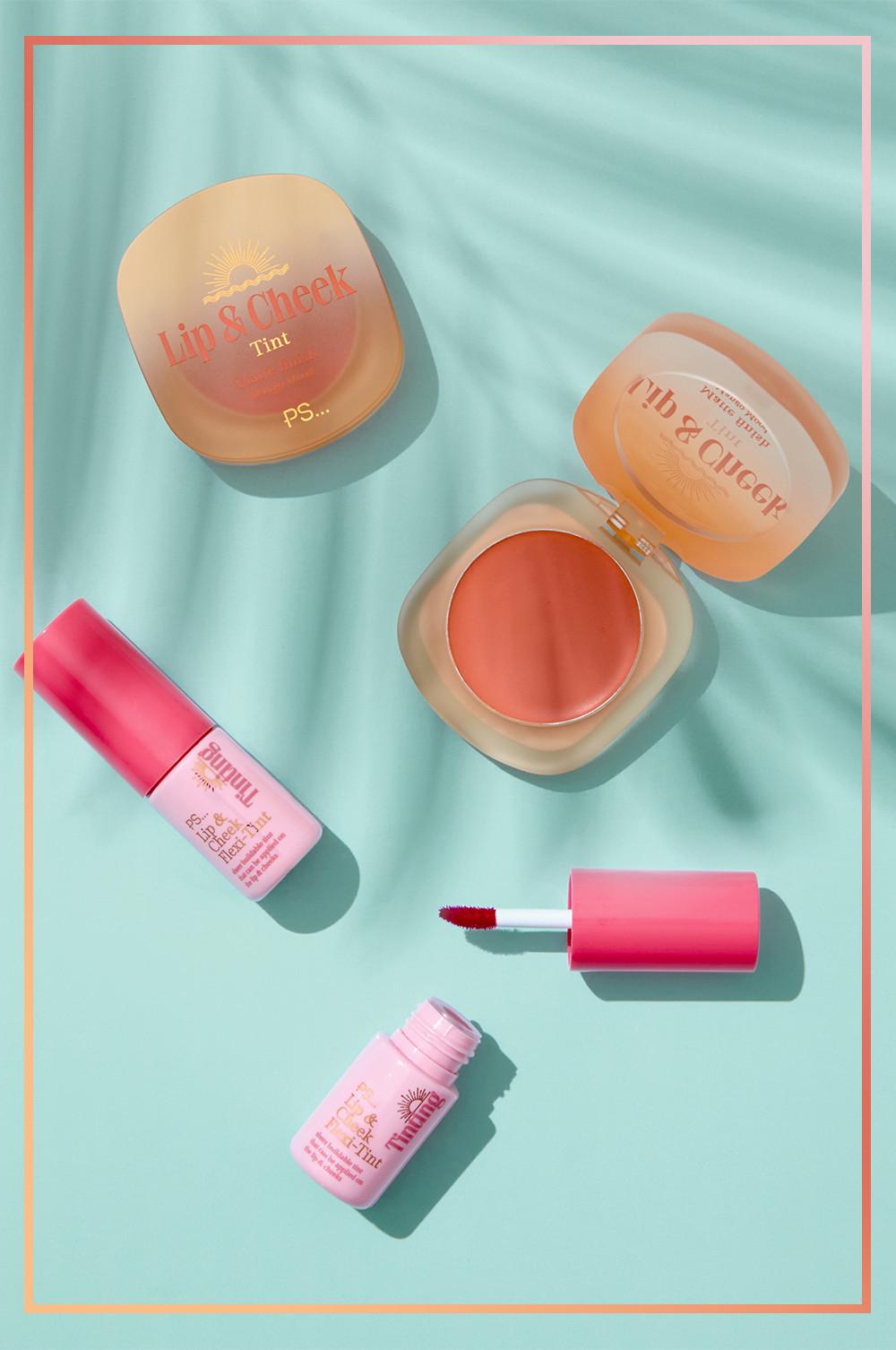 Prodotti colorati per labbra e guance PS..., tra cui una confezione compatta e una versione liquida con applicatore.