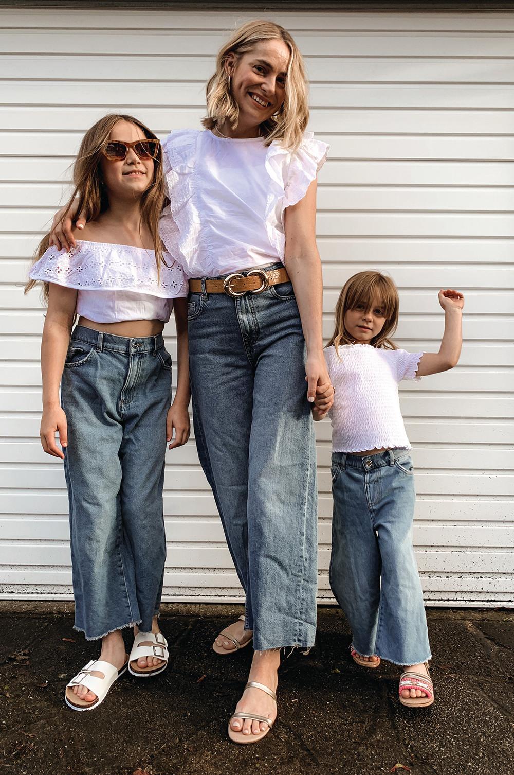 Weibliche Models mit weißer Sommerbluse und Jeans