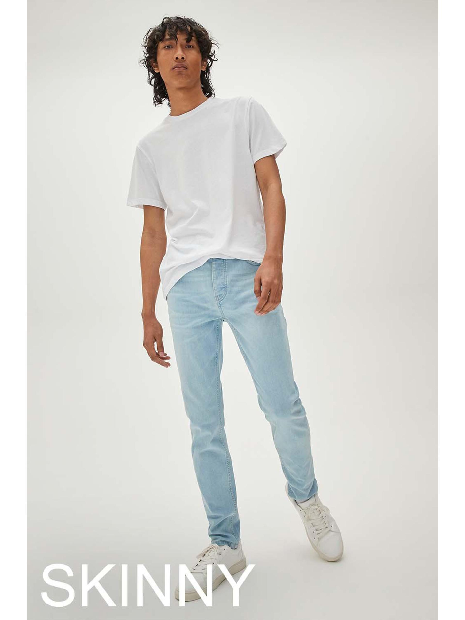 Model in lichtblauwe skinny jeans