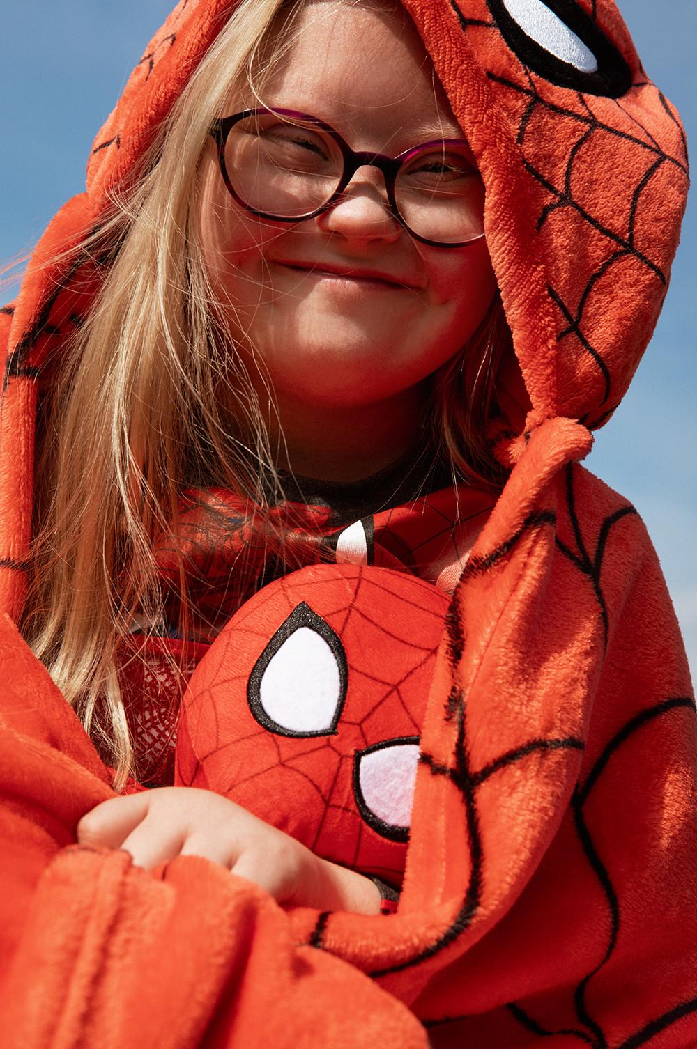 Fille portant une serviette à capuche