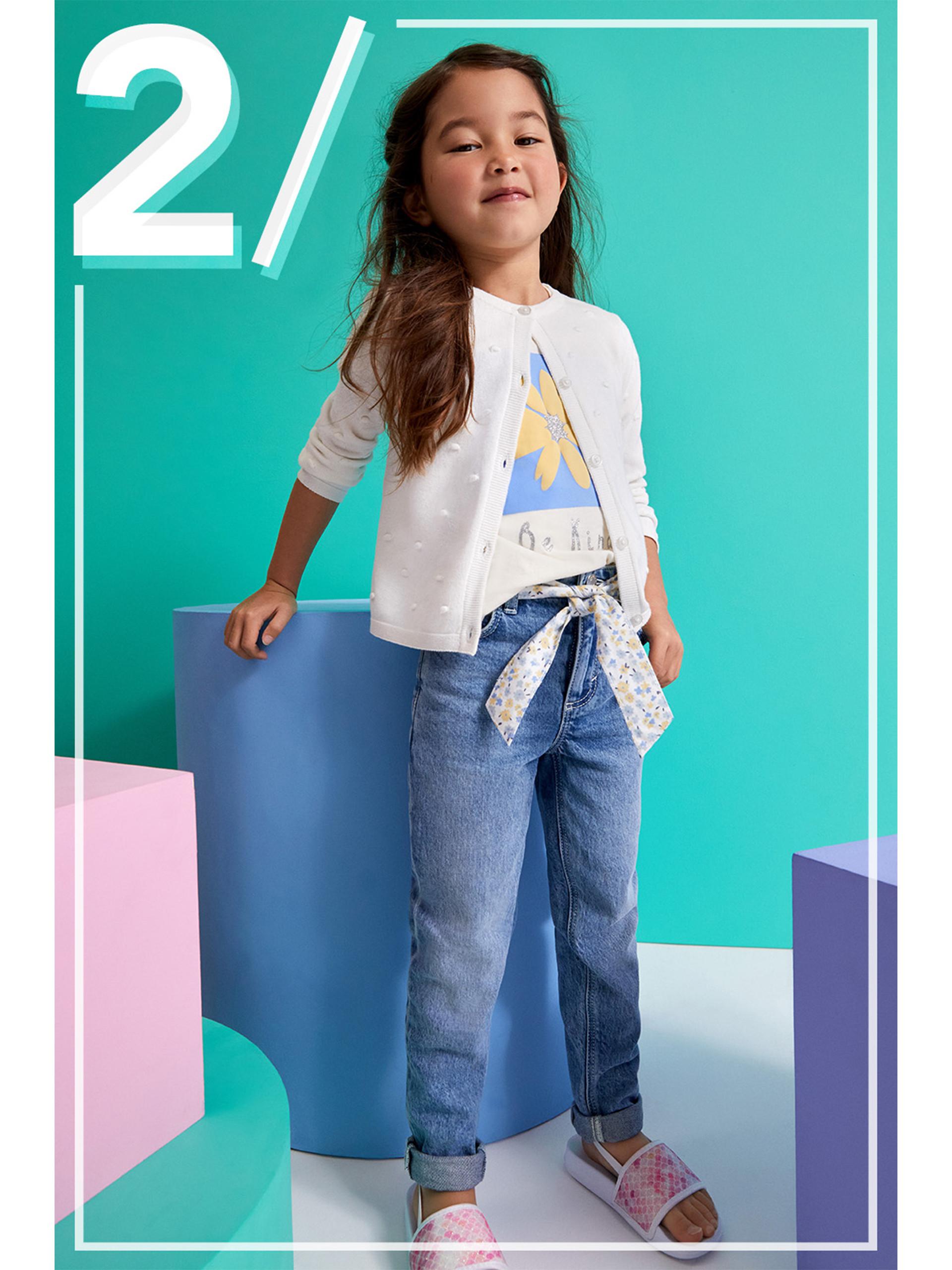 Bambina con jeans e maglia