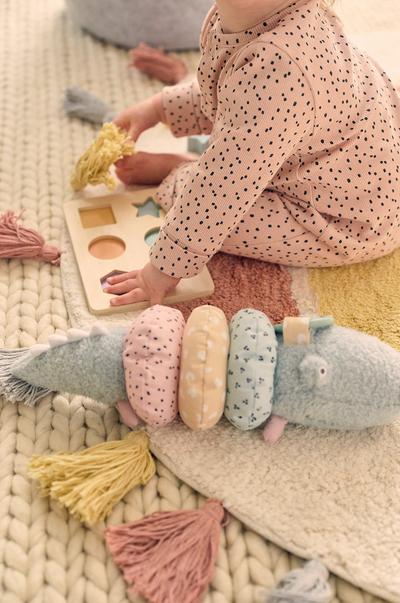Baby op de grond met speelgoed