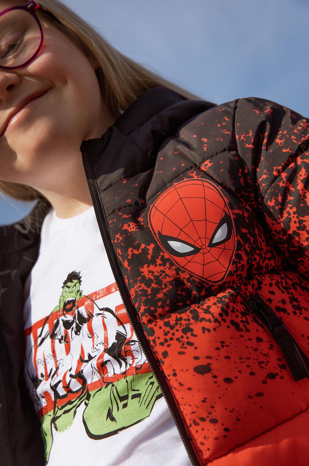 Modelo con camiseta roja de cuello redondo y manga corta de Iron Man de Marvel