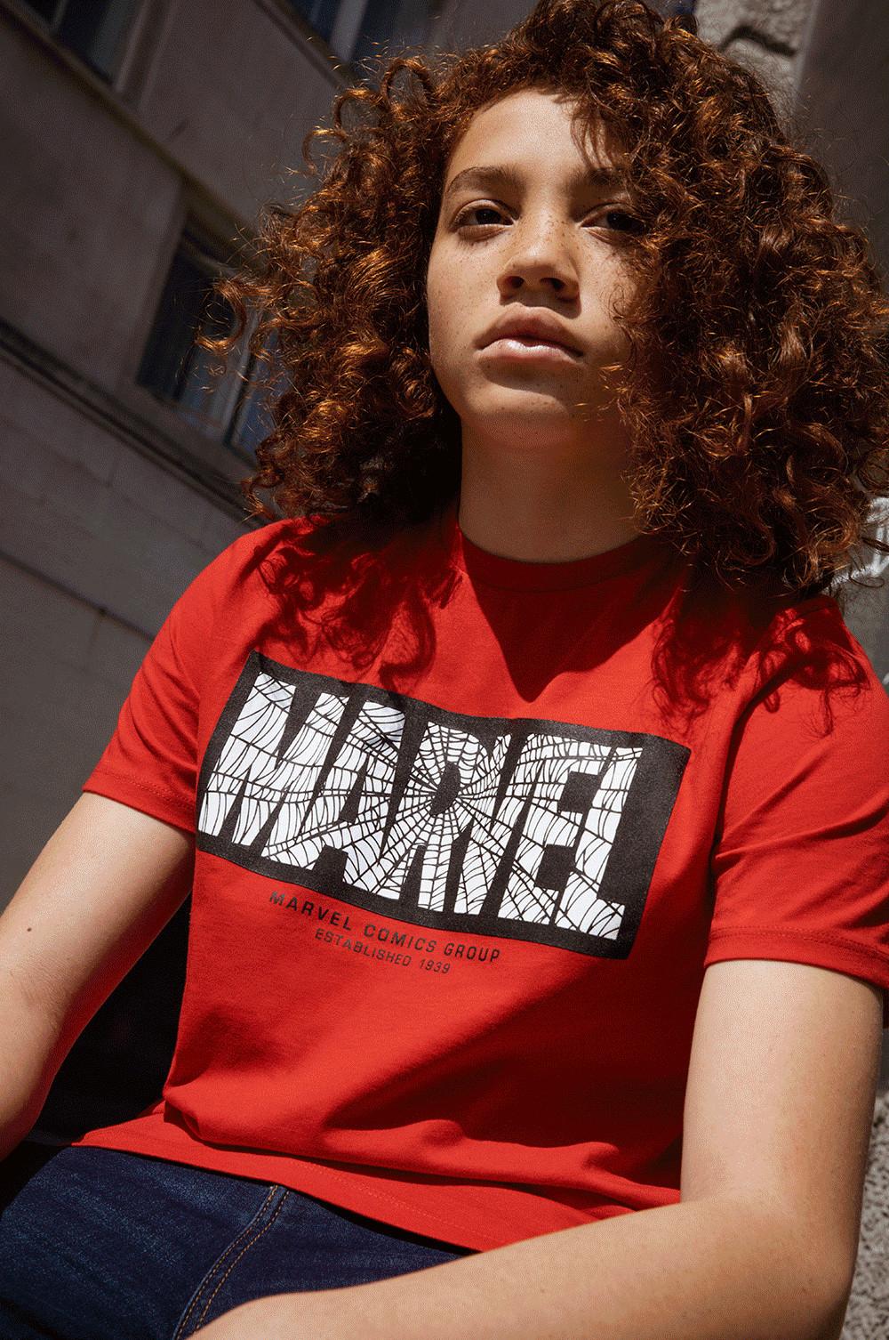 Modelo con camiseta roja de manga corta con estampado en la espalda de Marvel - Parte delantera