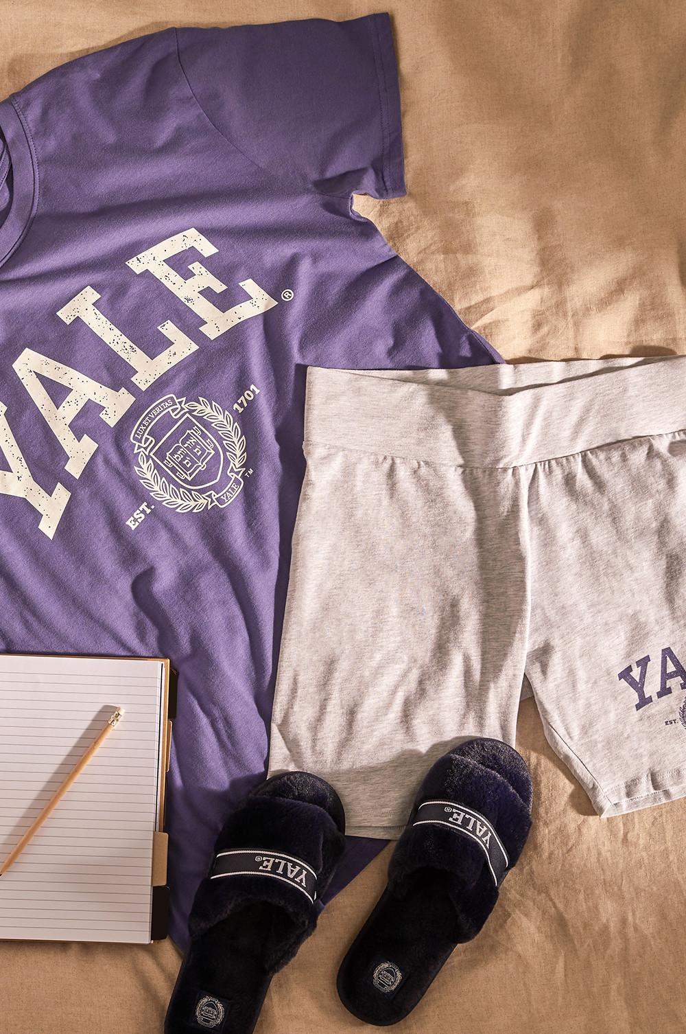 Image à plat d'un pyjama Yale et d'accessoires