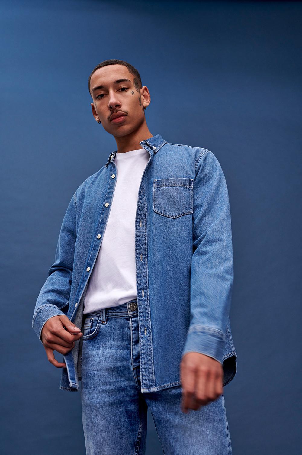 homme portant du denim