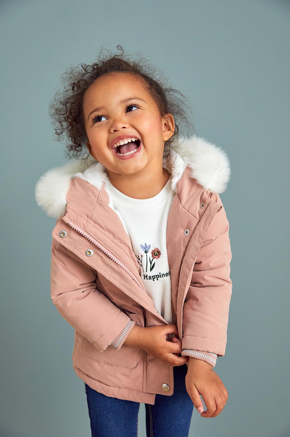 niña con parka rosa