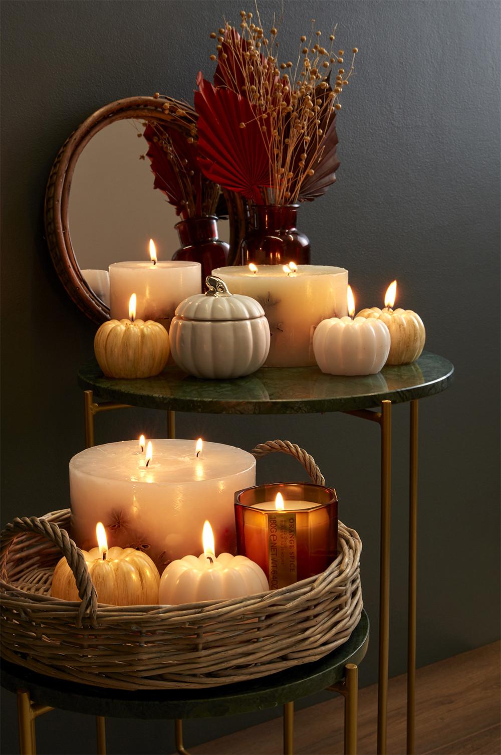 table avec citrouilles et bougies