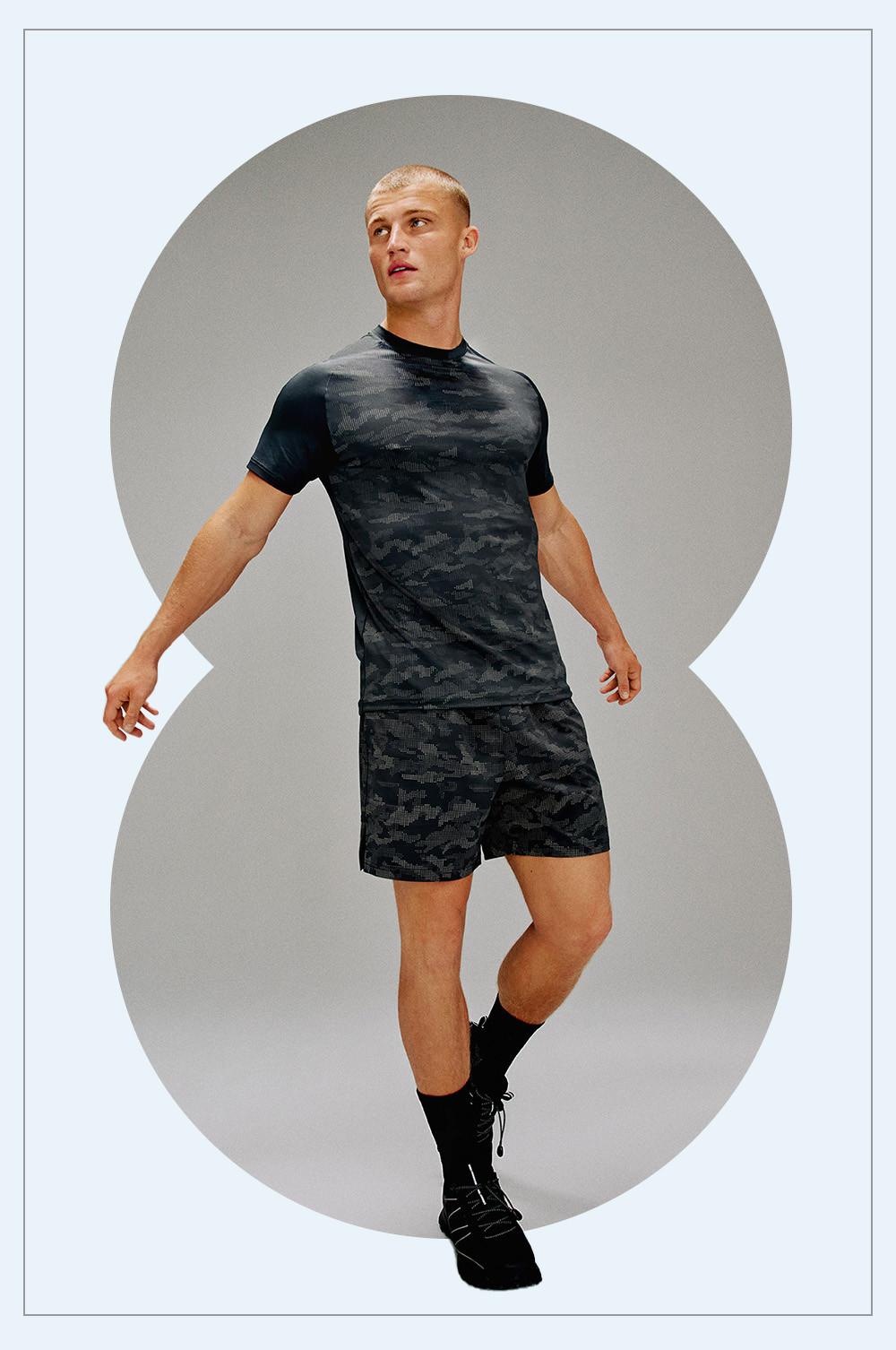 Model v černých šortkách