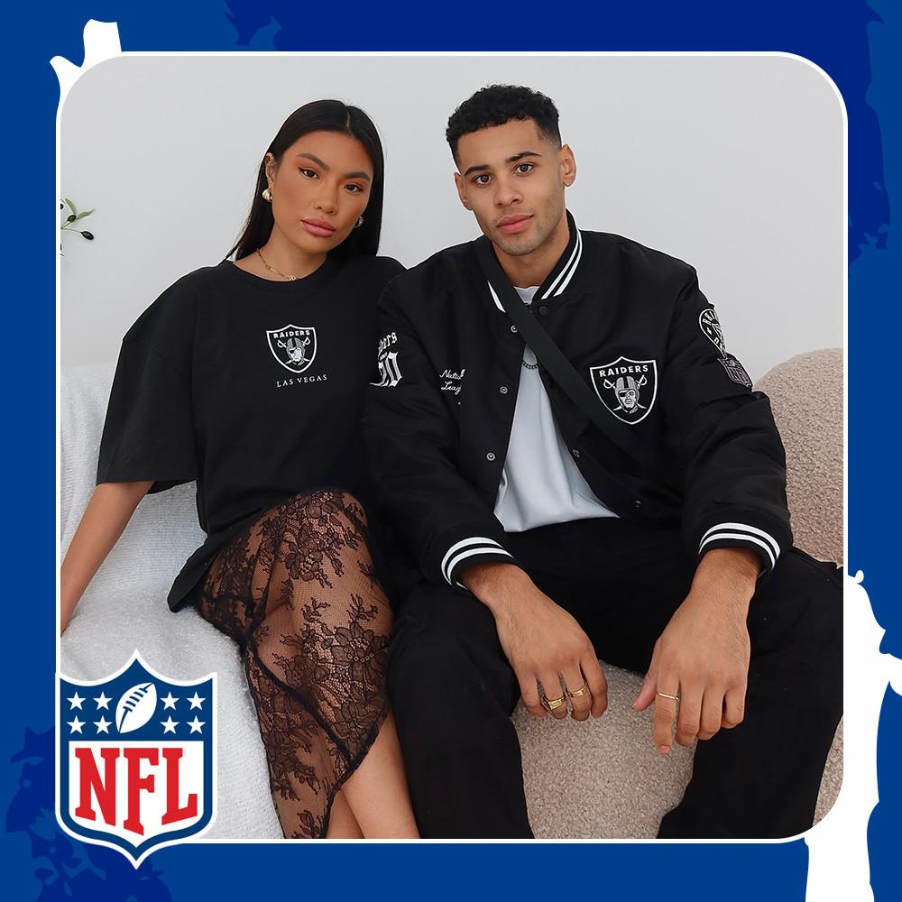 Modelele poartă tricouri și geacă studențească negre NFL Raiders