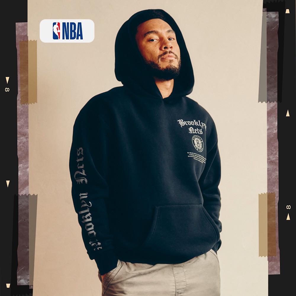 Josh porte un sweat à capuche noir Brooklyn Nets