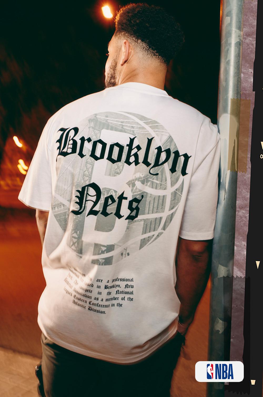 Josh porte un t-shirt Brooklyn Nets