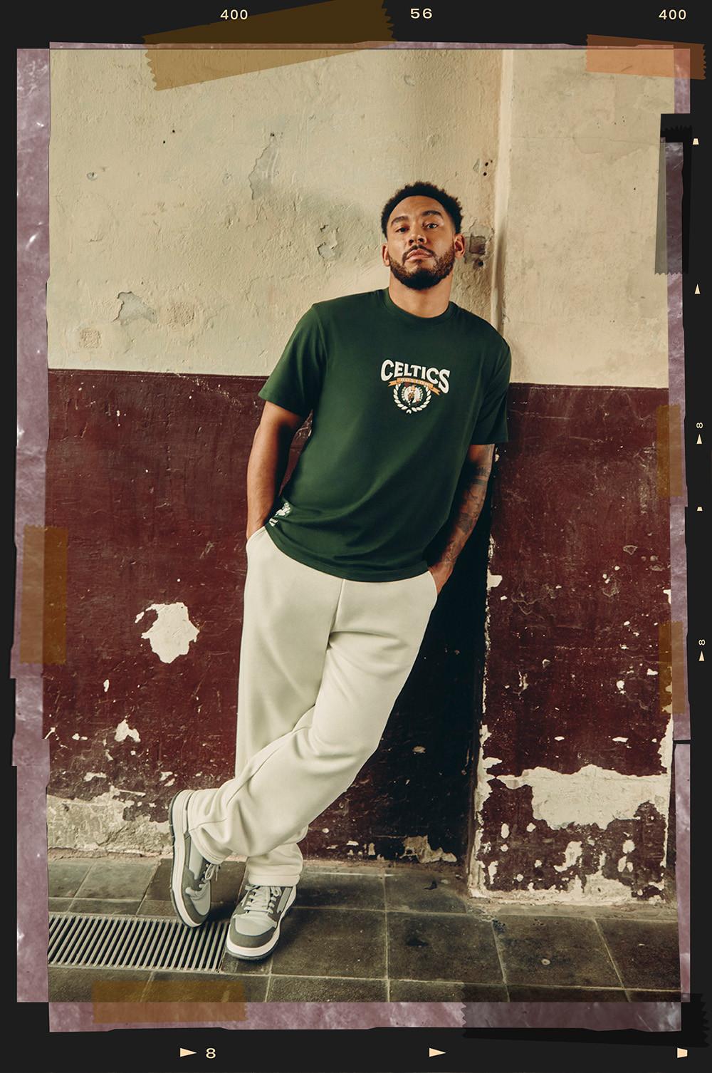 Josh porte un t-shirt Boston Celtics vert