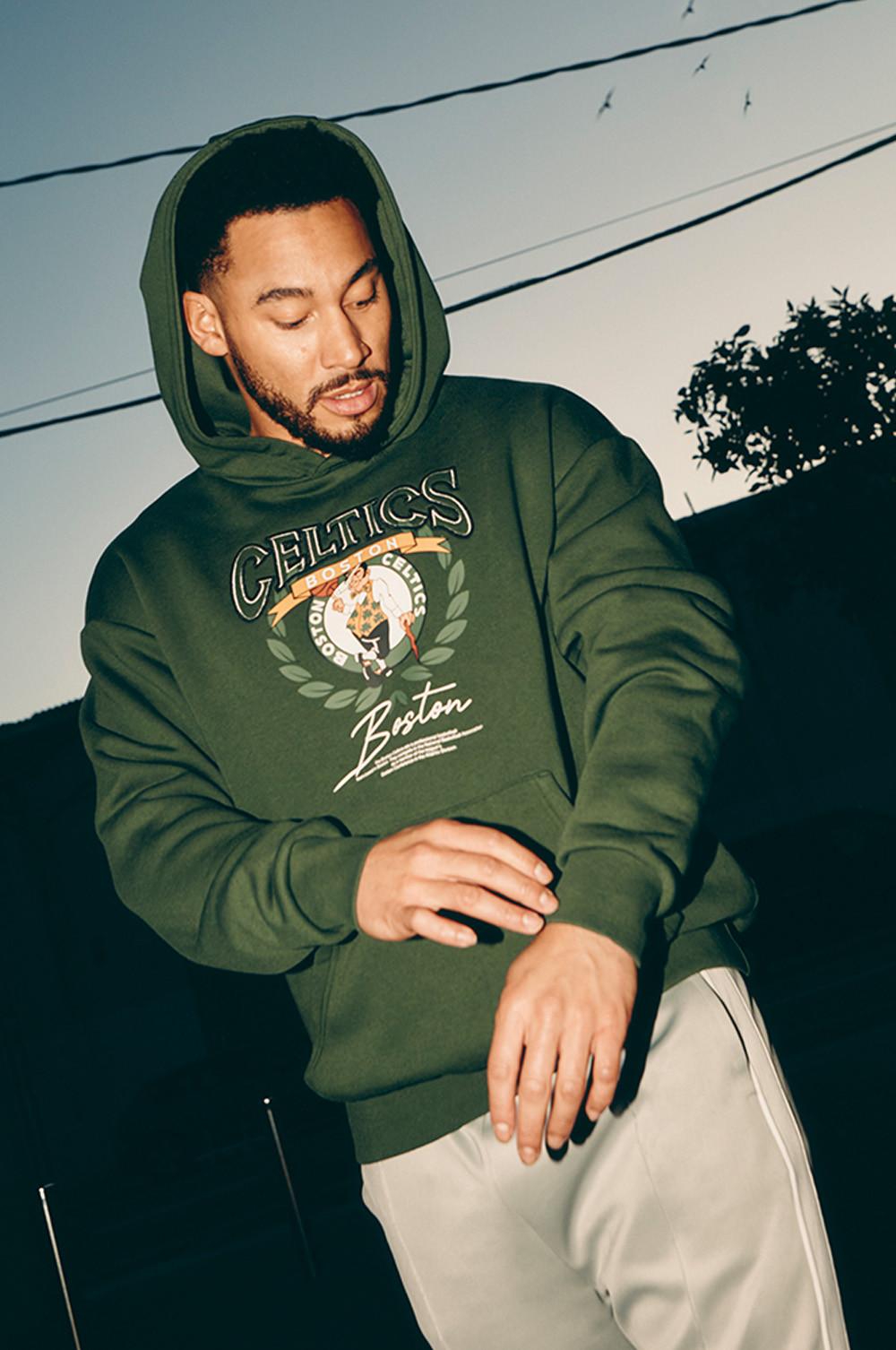 Josh porte un sweat à capuche Boston Celtics vert
