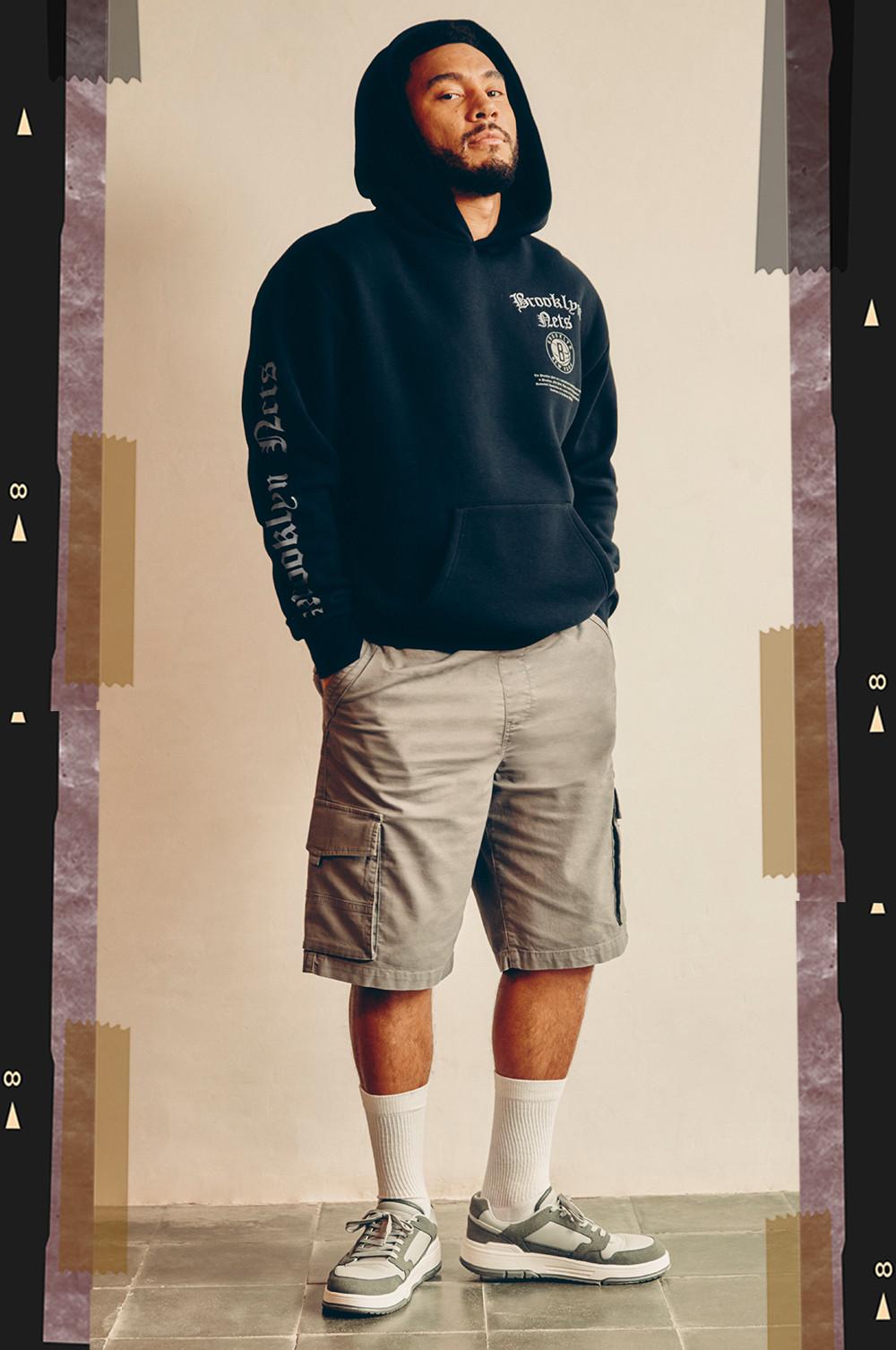 Josh porte un sweat à capuche Brooklyn Nets