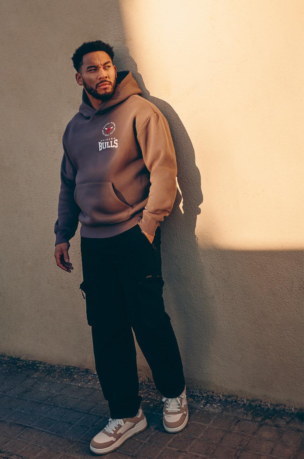 Josh porte un sweat à capuche Chicago Bulls