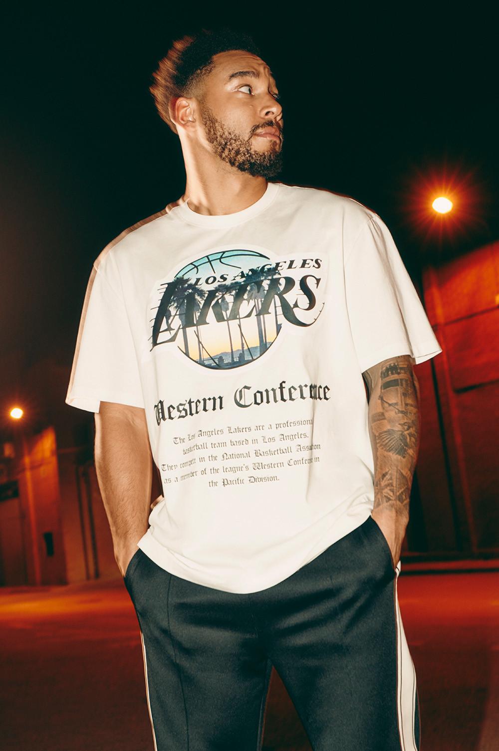 Josh porte un t-shirt LA Lakers blanc
