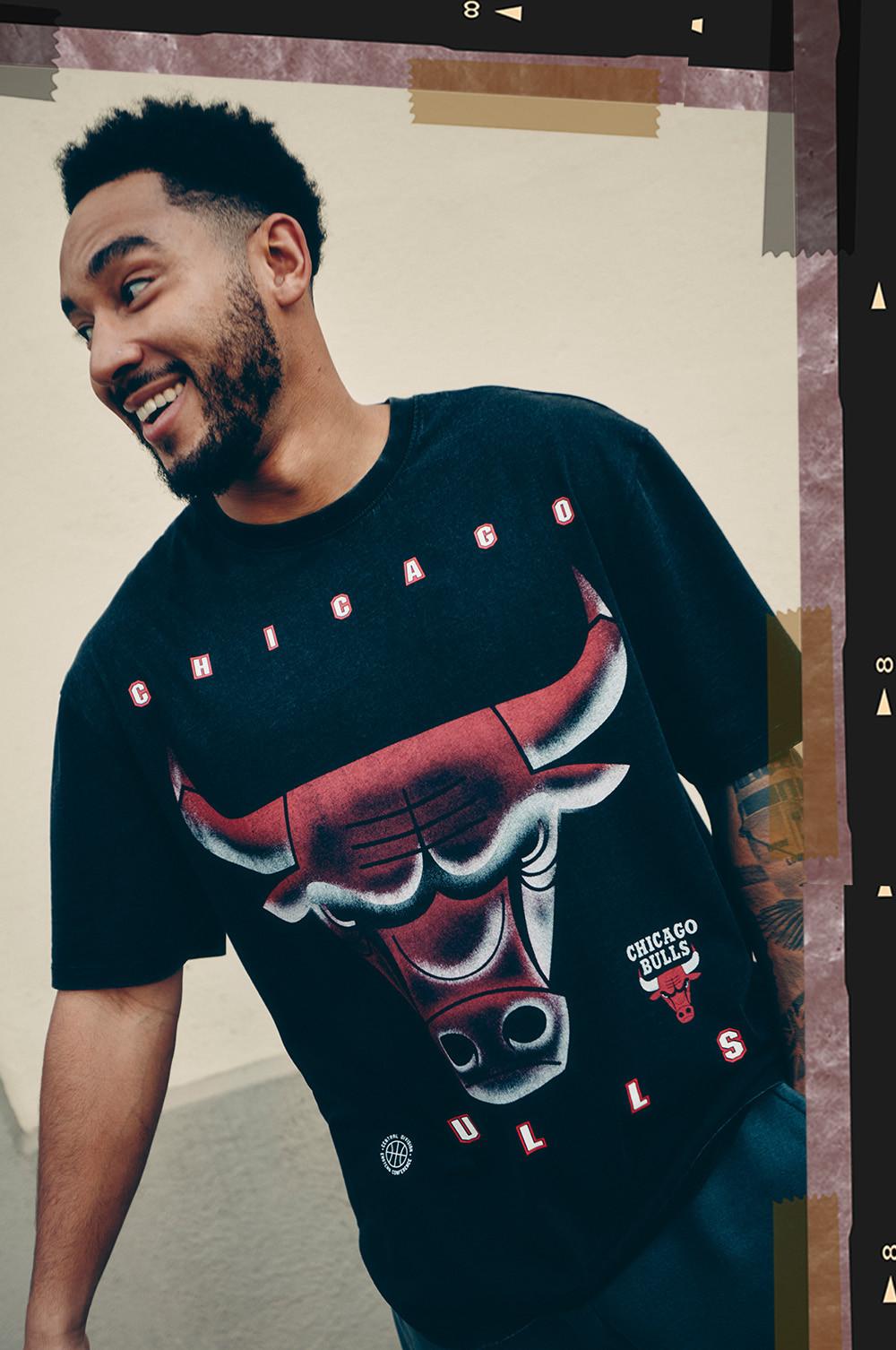 Josh porte un t-shirt Chicago Bulls